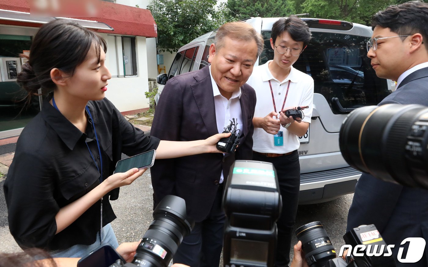 이태원 참사 당시 부실 대응 논란을 빚은 이상민 행정안전부 장관에 대한 탄핵소추안이 기각된 25일 오후 이 장관이 서울 압구정동 자택을 나서며 취재진의 질문에 답하고 있다. 이날 헌재는 9명 전원 일치 의견으로 이 장관에 대한 탄핵심판 청구를 기각했다. 2023.7.25/뉴스1 ⓒ News1 김성진 기자