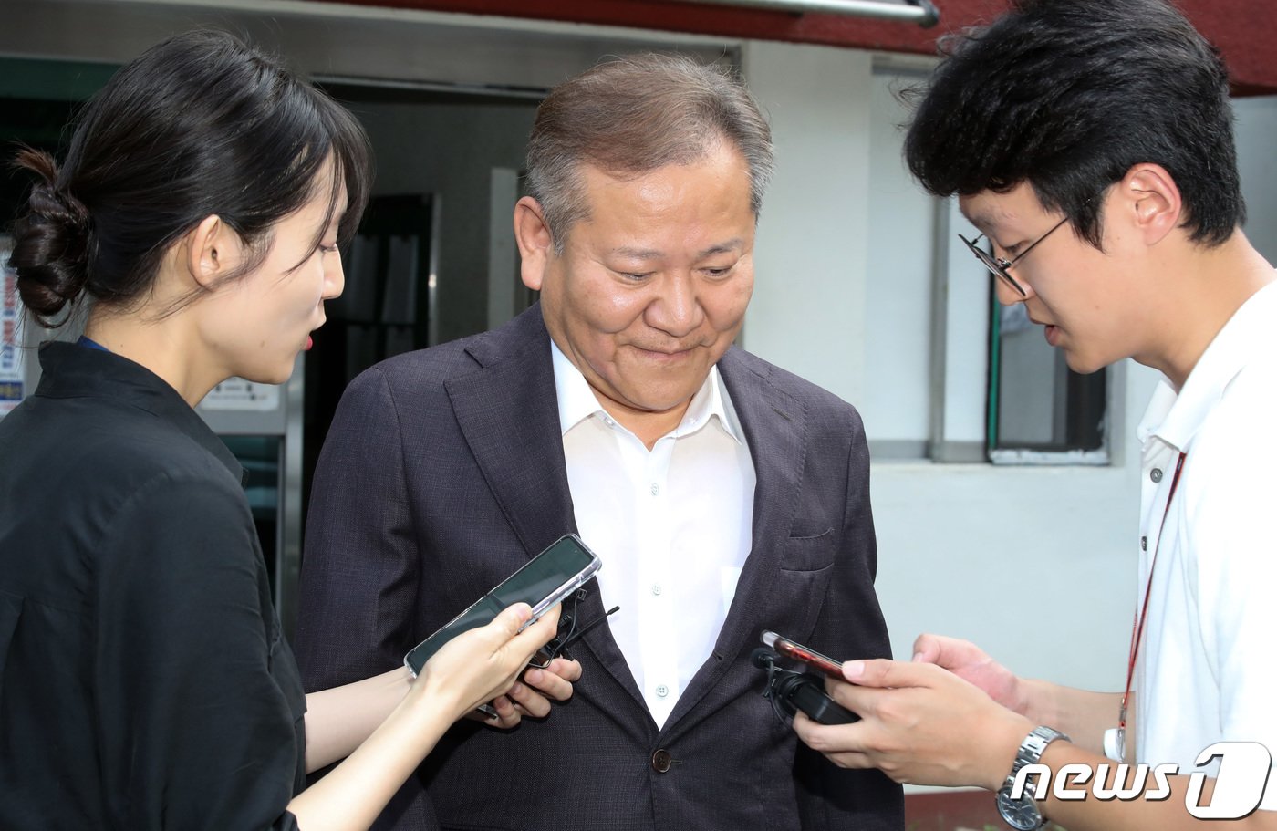 이태원 참사 당시 부실 대응 논란을 빚은 이상민 행정안전부 장관에 대한 탄핵소추안이 기각된 25일 오후 이 장관이 서울 압구정동 자택을 나서고 있다. 이날 헌재는 9명 전원 일치 의견으로 이 장관에 대한 탄핵심판 청구를 기각했다. 2023.7.25/뉴스1 ⓒ News1 김성진 기자