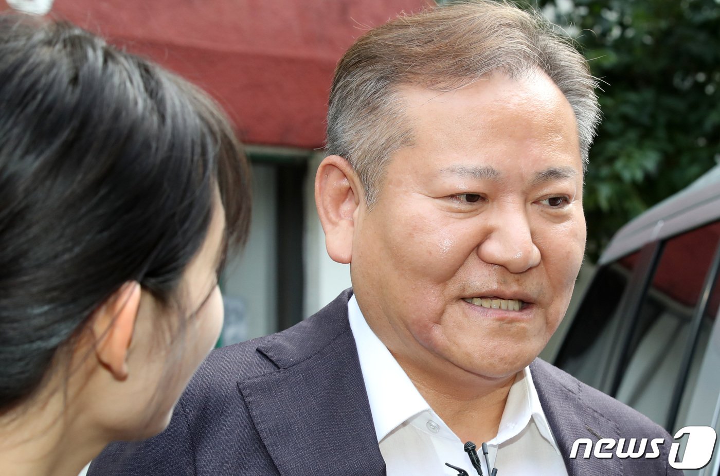 본문 이미지 - 이태원 참사 당시 부실 대응 논란을 빚은 이상민 행정안전부 장관에 대한 탄핵소추안이 기각된 25일 오후 이 장관이 서울 압구정동 자택을 나서며 취재진의 질의에 답하고 있다. 이날 헌재는 9명 전원 일치 의견으로 이 장관에 대한 탄핵심판 청구를 기각했다. 2023.7.25/뉴스1 ⓒ News1 김성진 기자