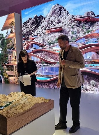 본문 이미지 - 서울 중구 동대문디자인플라자 내 ‘네옴 전시관’에서 타렉 캇두미 네옴 도시계획 수석 디렉터가 기자들에게 사업을 설명하고 있다. /신현우 기자