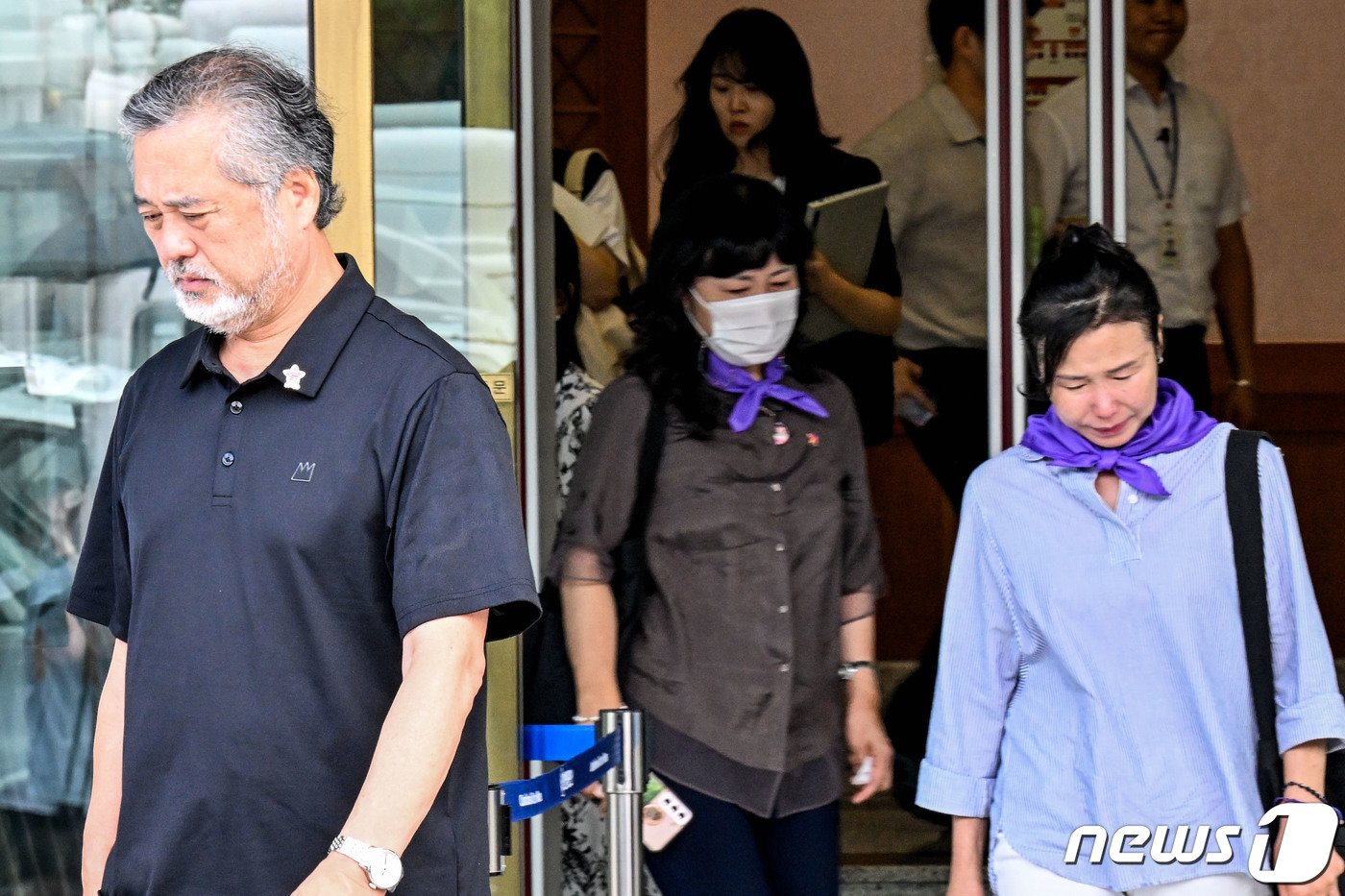 본문 이미지 - 이정민 10.29 이태원 참사 유가족협의회 대표 직무대행 및 유가족이 25일 오후 서울 종로구 헌법재판소에서 열린 이상민 행정안전부 장관 탄핵 심판 선고를 듣고 침울한 표정으로 재판정에서 나오고 있다. (공동취재) 2023.7.25/뉴스1 ⓒ News1 신웅수 기자