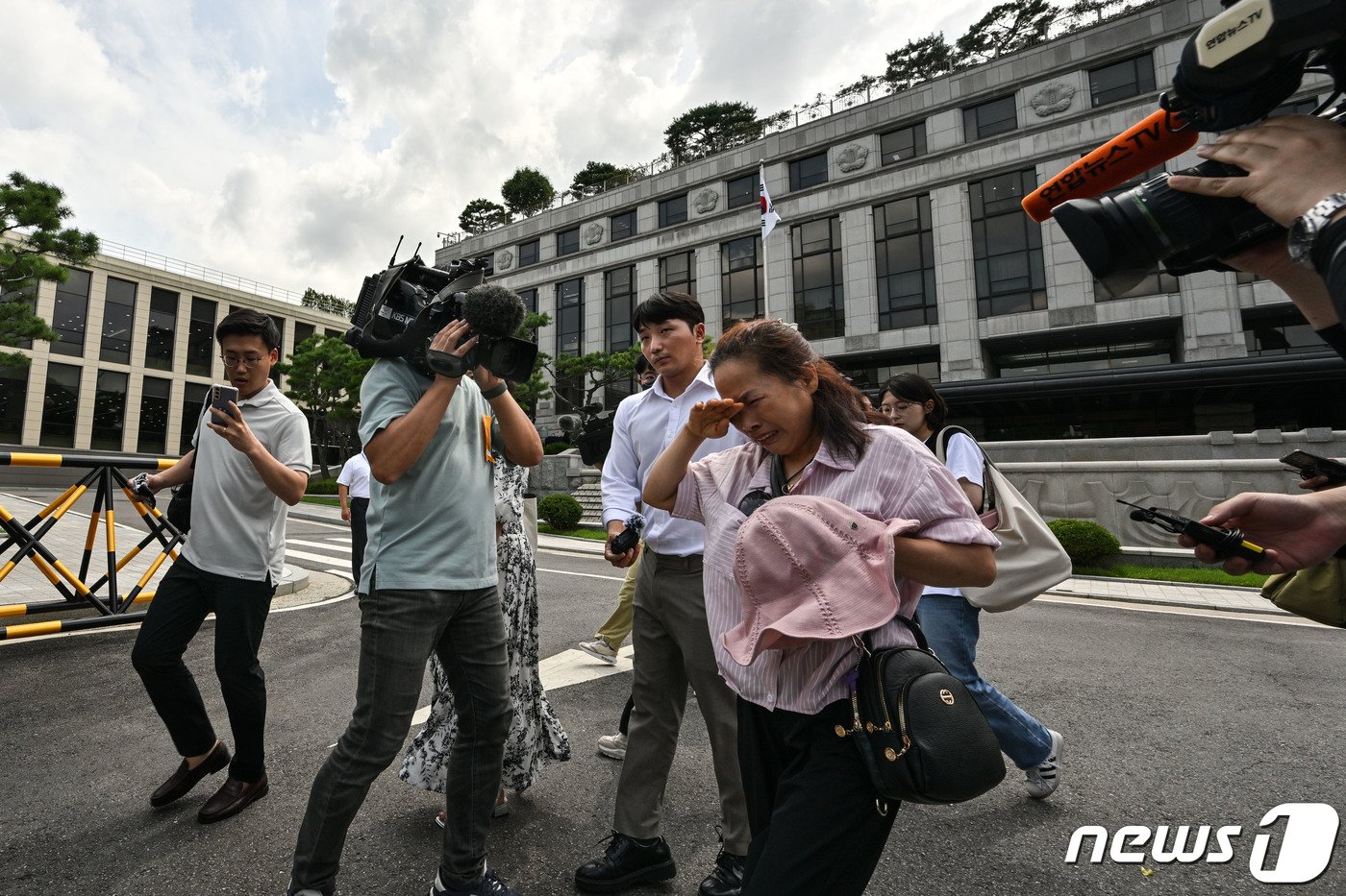 본문 이미지 - 10.29 이태원 참사 유가족이 25일 오후 서울 종로구 헌법재판소에서 열린 이상민 행정안전부 장관 탄핵 심판 선고를 듣고 재판소 정문을 나오며 눈물을 흘리고 있다. (공동취재) 2023.7.25/뉴스1 ⓒ News1 신웅수 기자
