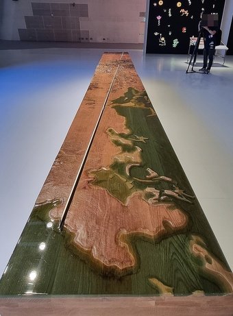 본문 이미지 -  서울 중구 동대문디자인플라자 ‘네옴 전시관’에 마련된 더 라인 모형도. /신현우 기자 