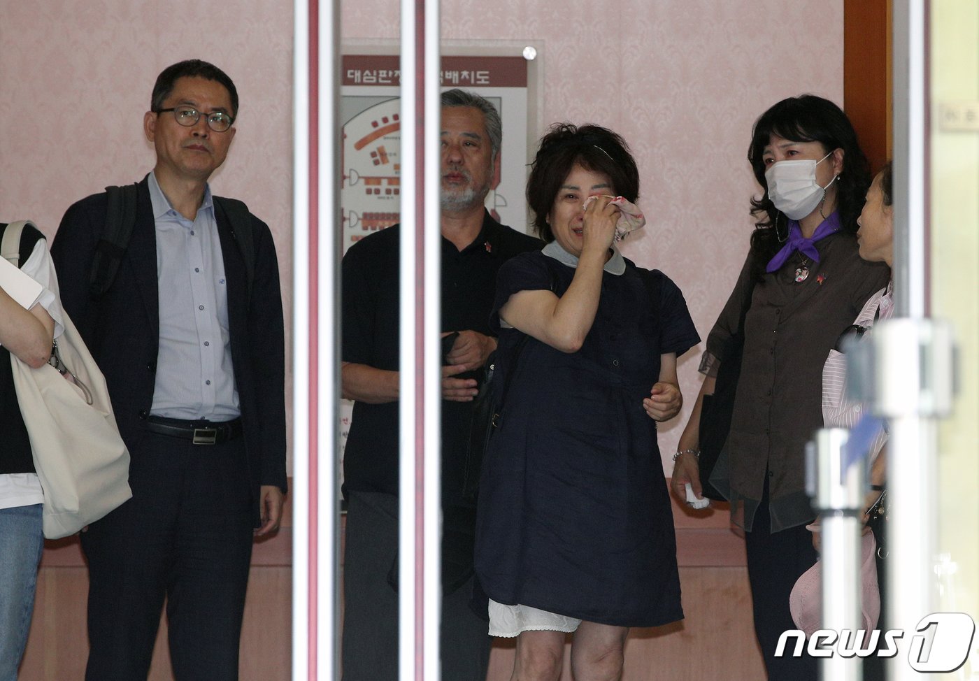 본문 이미지 - 이태원 참사 유가족들이 25일 오후 서울 종로구 헌법재판소에서 열린 이상민 행정안전부 장관 탄핵 심판을 마친 후 법정을 나서고 있다. 헌법재판소는 이날 재판관 전원일치 의견으로 기각 결정을 내렸다. 탄핵소추안이 기각되면서 이 장관은 즉시 업무에 복귀한다. (공동취재) 2023.7.25/뉴스1 ⓒ News1 신웅수 기자