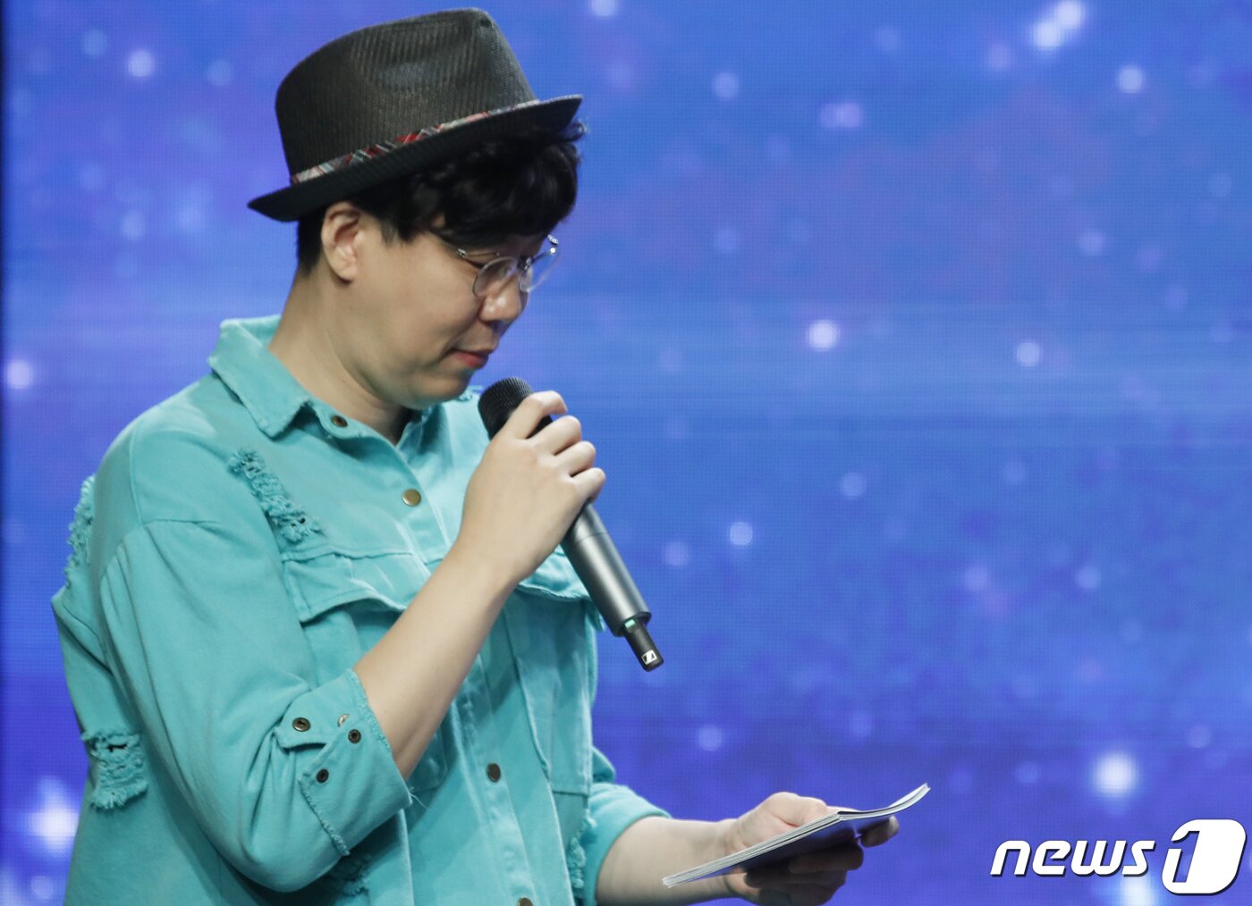 본문 이미지 - 개그맨 추대엽이 25일 서울 강남구 일지아트홀에서 열린 아일리원 두 번째 미니 앨범 '뉴 챕터(New Chapter)' 발매 기념 쇼케이스에서 진행을 하고 있다.  ⓒ News1 권현진 기자