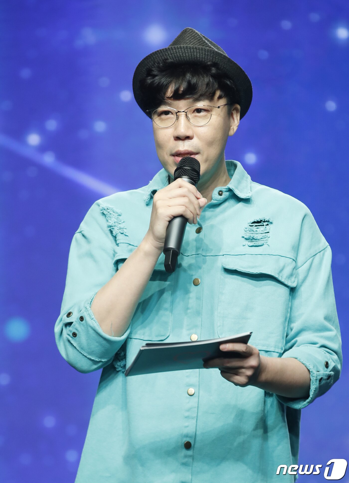 본문 이미지 - 개그맨 추대엽이 25일 서울 강남구 일지아트홀에서 열린 아일리원 두 번째 미니 앨범 '뉴 챕터(New Chapter)' 발매 기념 쇼케이스에서 진행을 하고 있다. ⓒ News1 권현진 기자