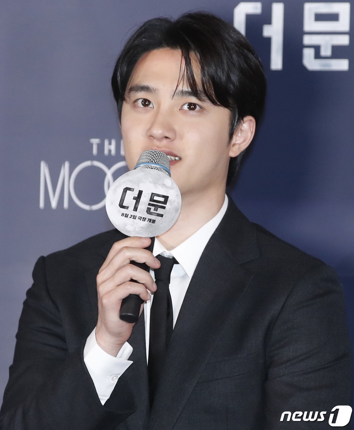 본문 이미지 - 배우 도경수가 25일 서울 용산구 CGV 용산아이파크몰에서 열린 영화 '더 문(감독 김용화)' 언론시사회에서 인사말을 하고 있다. '더 문'은 사고로 인해 홀로 달에 고립된 우주 대원 선우(도경수 분)와 필사적으로 그를 구하려는 전 우주센터장 재국(설경구 분)의 사투를 그린 작품이다. 2023.7.25/뉴스1 ⓒ News1 권현진 기자