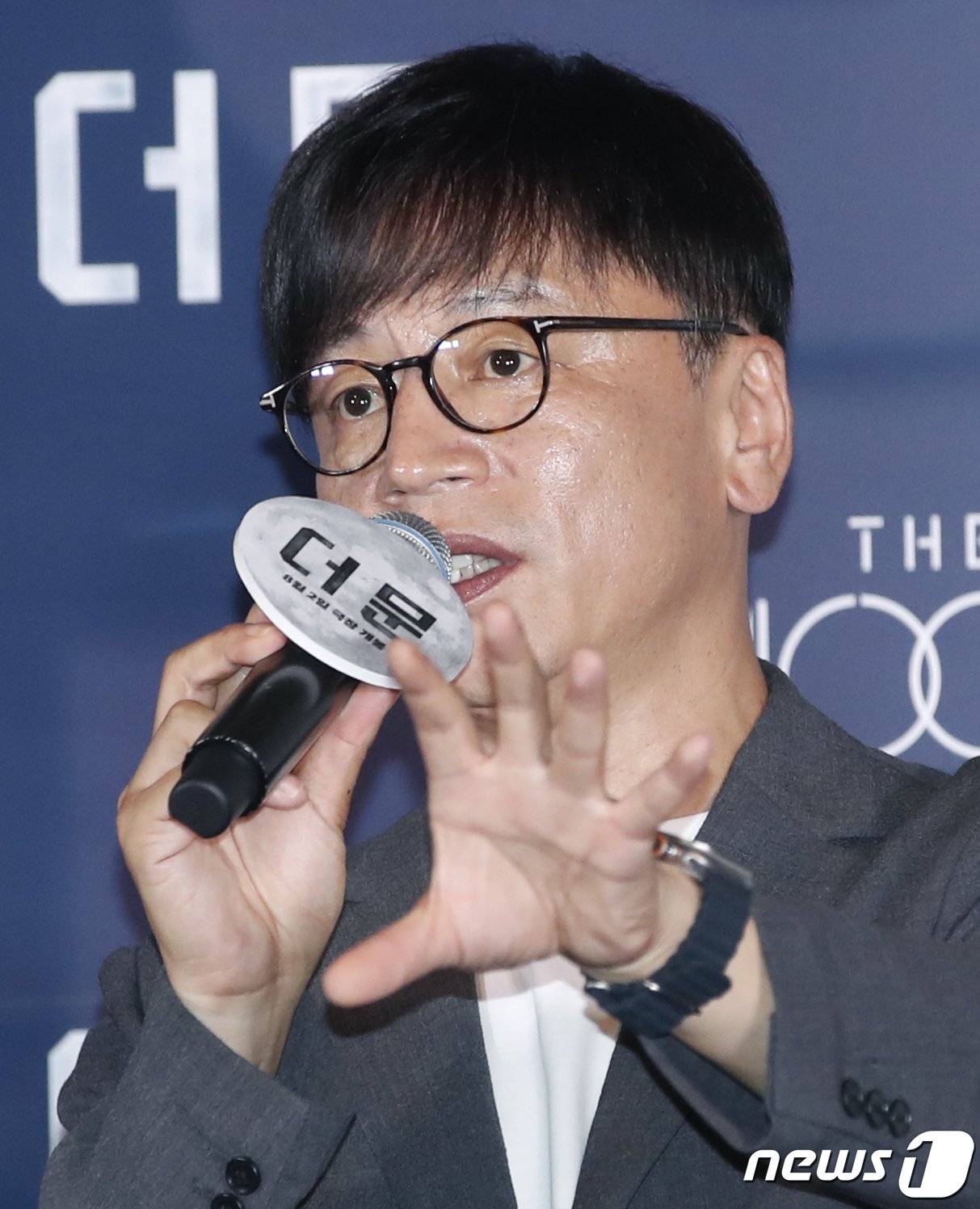 본문 이미지 - 김용화 감독이 25일 서울 용산구 CGV 용산아이파크몰에서 열린 영화 '더 문' 언론시사회에서 취재진 질문에 답하고 있다. '더 문'은 사고로 인해 홀로 달에 고립된 우주 대원 선우(도경수 분)와 필사적으로 그를 구하려는 전 우주센터장 재국(설경구 분)의 사투를 그린 작품이다. 2023.7.25/뉴스1 ⓒ News1 권현진 기자