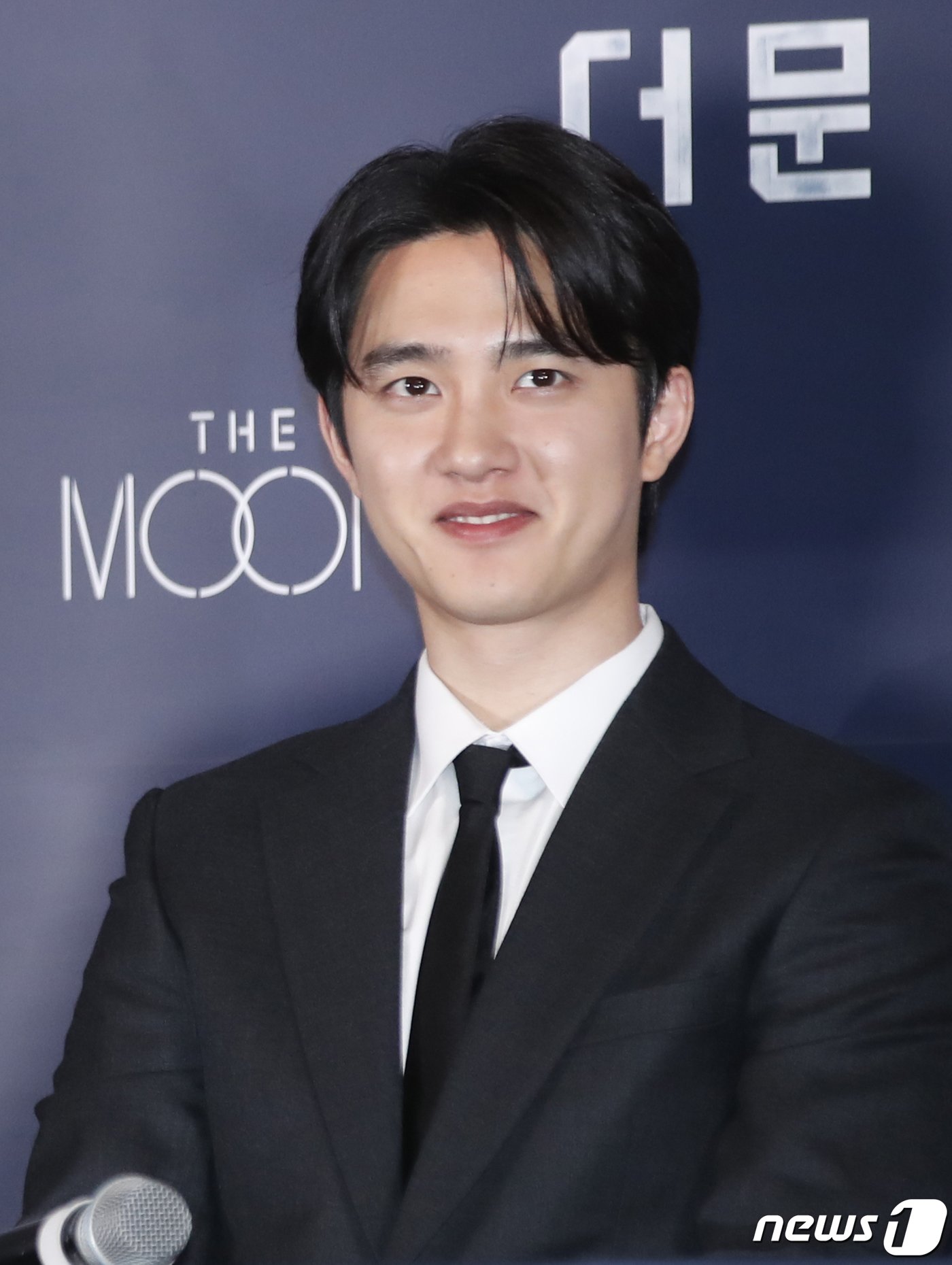 본문 이미지 - 배우 도경수가 25일 서울 용산구 CGV 용산아이파크몰에서 열린 영화 '더 문(감독 김용화)' 언론시사회에서 미소를 짓고 있다. '더 문'은 사고로 인해 홀로 달에 고립된 우주 대원 선우(도경수 분)와 필사적으로 그를 구하려는 전 우주센터장 재국(설경구 분)의 사투를 그린 작품이다. 2023.7.25/뉴스1 ⓒ News1 권현진 기자