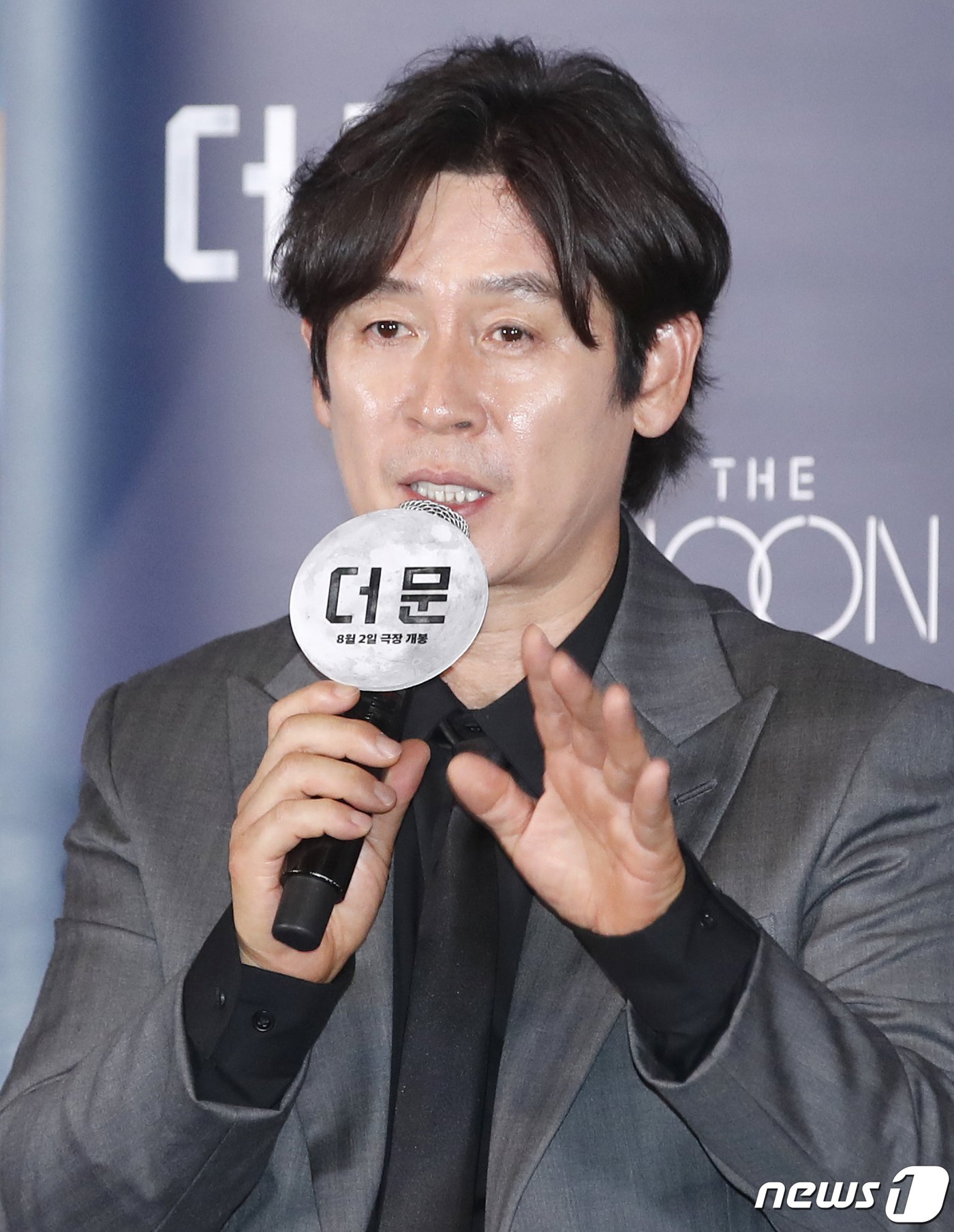 본문 이미지 - 배우 설경구가 25일 서울 용산구 CGV 용산아이파크몰에서 열린 영화 '더 문' 언론시사회에서 인사말을 하고 있다. '더 문'은 사고로 인해 홀로 달에 고립된 우주 대원 선우(도경수 분)와 필사적으로 그를 구하려는 전 우주센터장 재국(설경구 분)의 사투를 그린 작품이다. 2023.7.25/뉴스1 ⓒ News1 권현진 기자