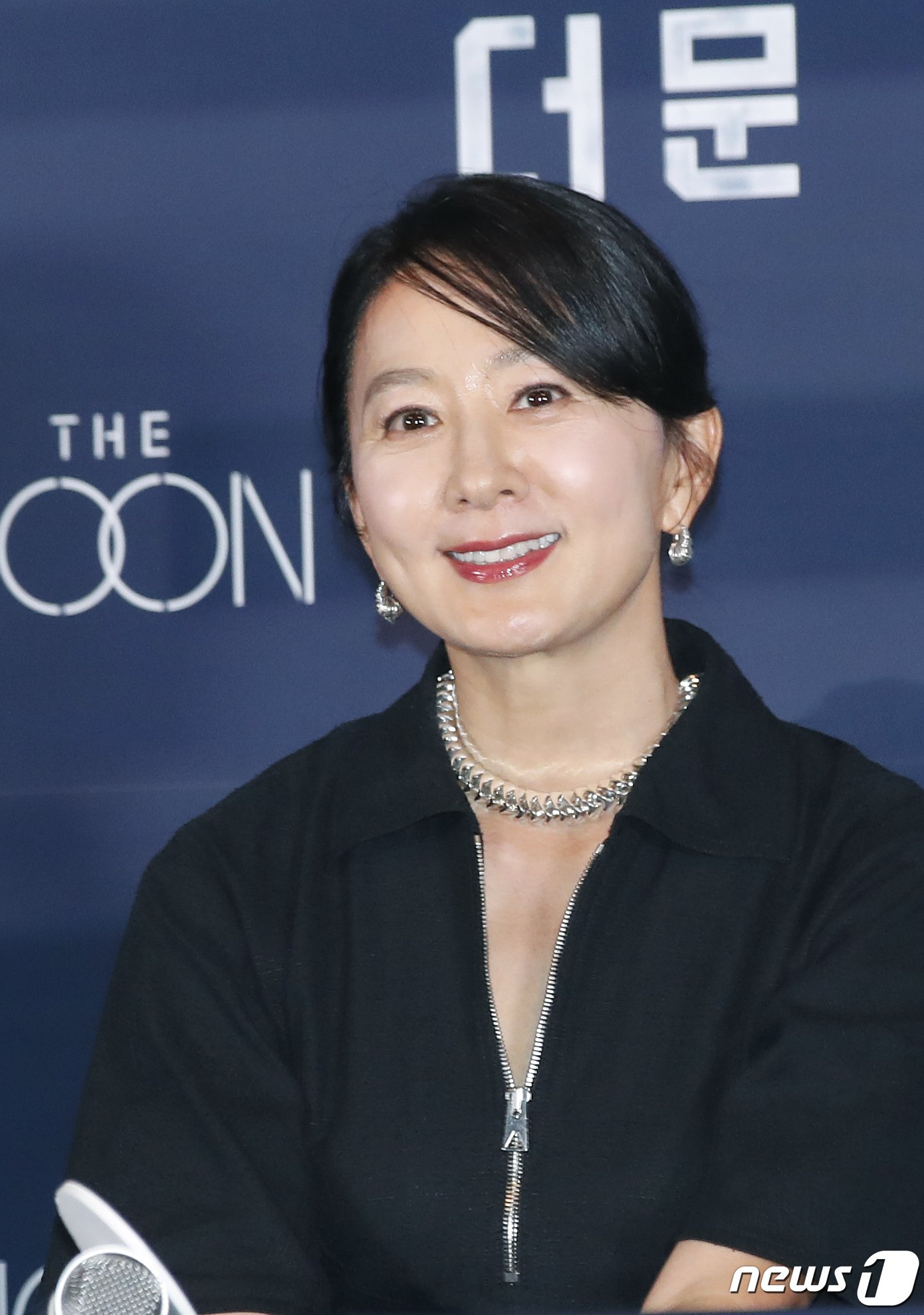 본문 이미지 - 배우 김희애가 25일 서울 용산구 CGV 용산아이파크몰에서 열린 영화 '더 문' 언론시사회에서 미소를 짓고 있다. '더 문'은 사고로 인해 홀로 달에 고립된 우주 대원 선우(도경수 분)와 필사적으로 그를 구하려는 전 우주센터장 재국(설경구 분)의 사투를 그린 작품이다. 2023.7.25/뉴스1 ⓒ News1 권현진 기자