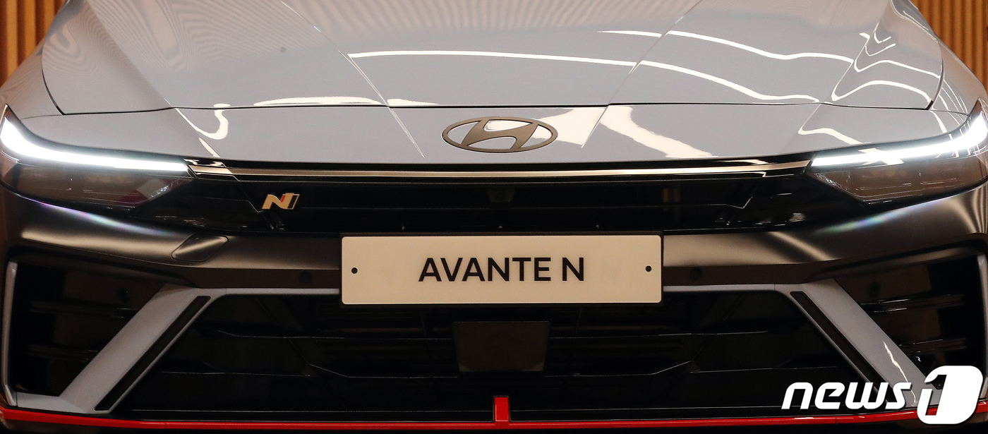 (서울=뉴스1) 김진환 기자 = 현대자동차가 26일 N 브랜드 대표 모델인 ‘아반떼 N’의 부분변경 모델 ‘더 뉴 아반떼 N’을 출시하고 라인업을 강화한다. ‘더 뉴 아반떼 N’은 …