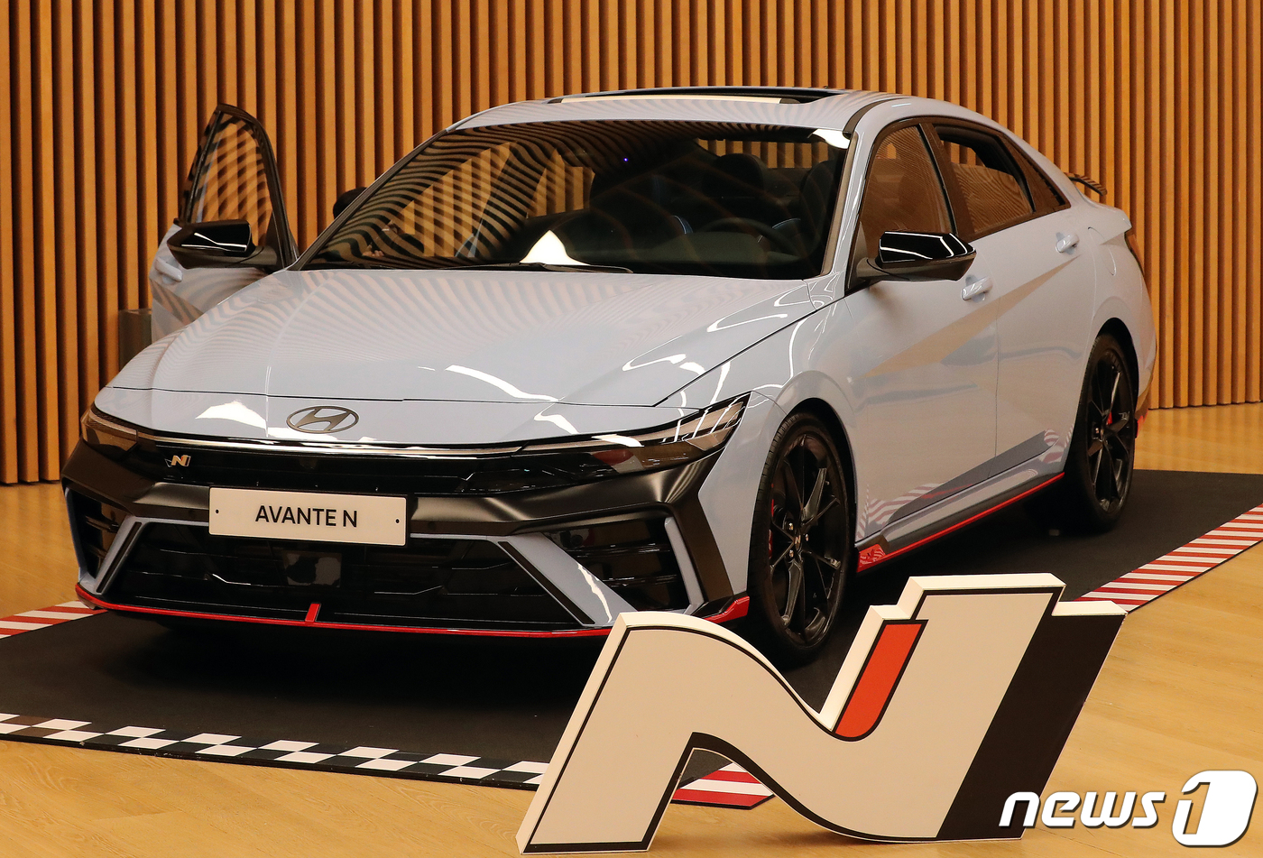 (서울=뉴스1) 김진환 기자 = 현대자동차가 26일 N 브랜드 대표 모델인 ‘아반떼 N’의 부분변경 모델 ‘더 뉴 아반떼 N’을 출시하고 라인업을 강화한다. ‘더 뉴 아반떼 N’은 …