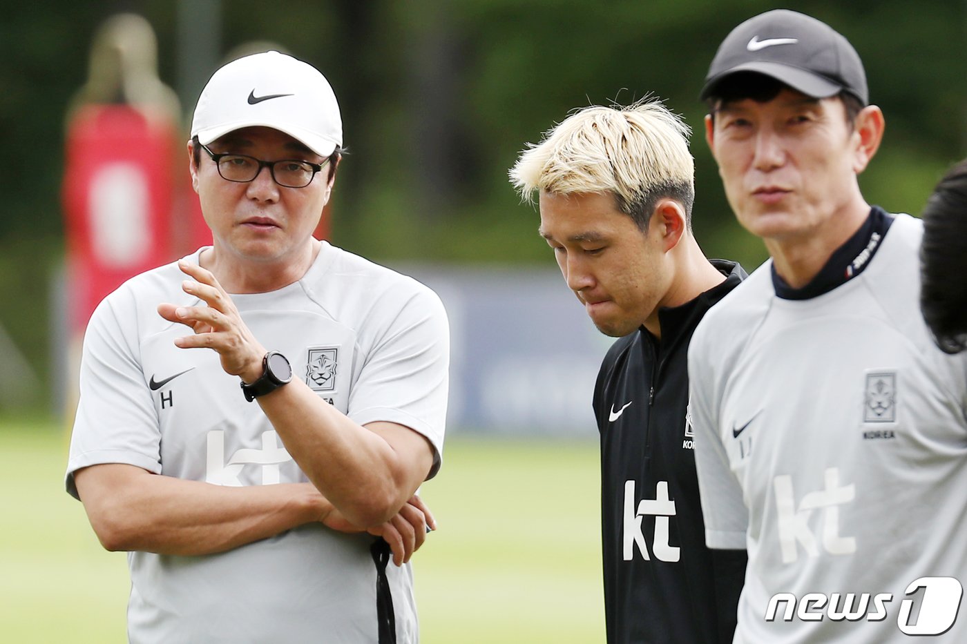 황선홍 항저우 아시안게임 축구대표팀 감독이 25일 오후 경기도 파주 축구국가대표트레이닝센터&#40;NFC&#41;에서 훈련에 참가한 송민규와 대화를 나누고 있다. 2023.7.25/뉴스1 ⓒ News1 민경석 기자