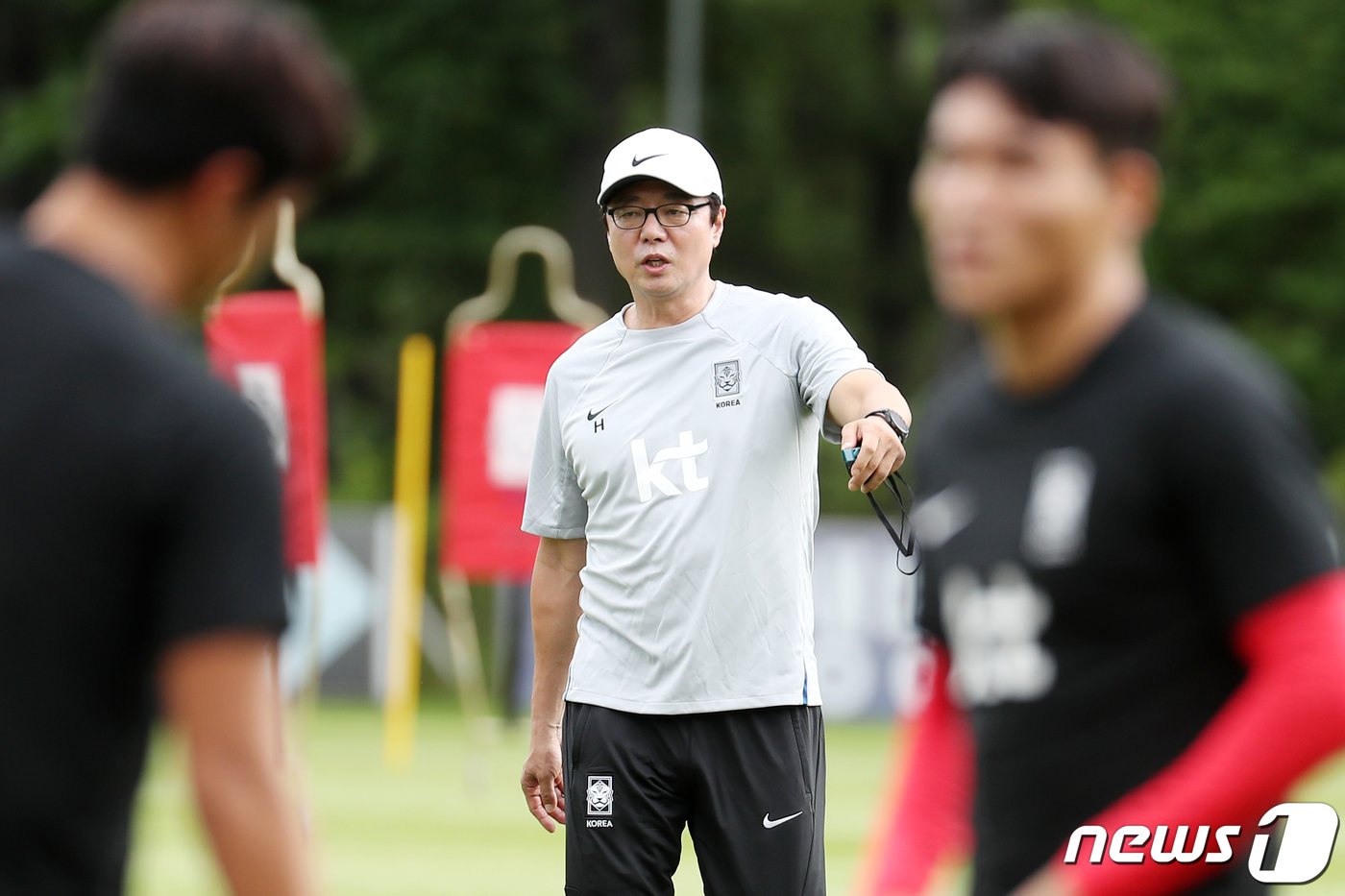 황선홍 항저우 아시안게임 축구대표팀 감독이 25일 오후 경기도 파주 축구국가대표트레이닝센터&#40;NFC&#41;에서 훈련을 지도하고 있다. 2023.7.25/뉴스1 ⓒ News1 민경석 기자