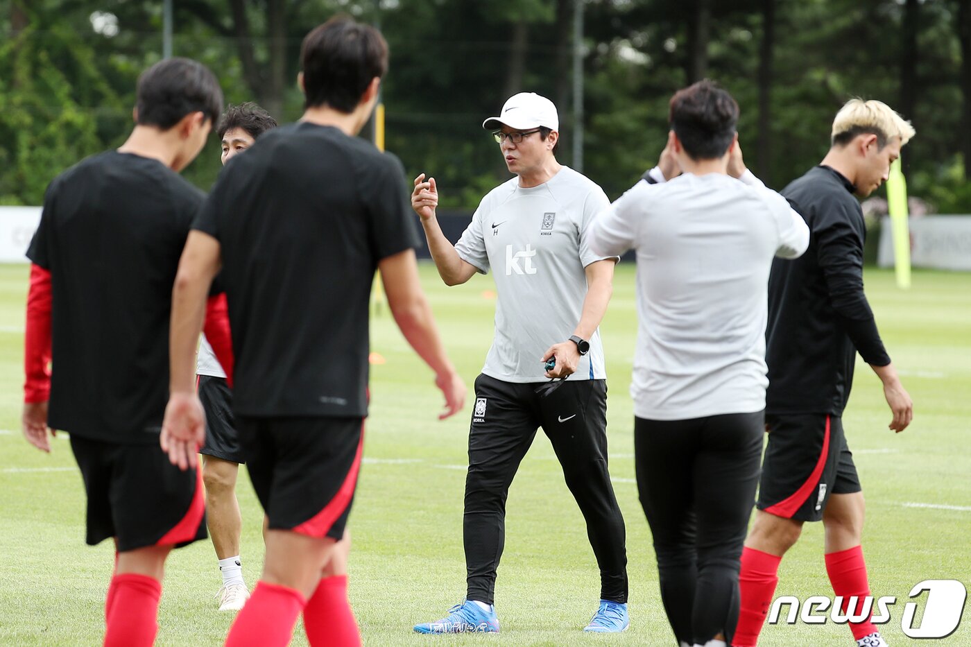 본문 이미지 - 황선홍 항저우 아시안게임 축구대표팀 감독이 25일 오후 경기도 파주 축구국가대표트레이닝센터(NFC)에서 훈련을 지도하고 있다. 2023.7.25/뉴스1 ⓒ News1 민경석 기자