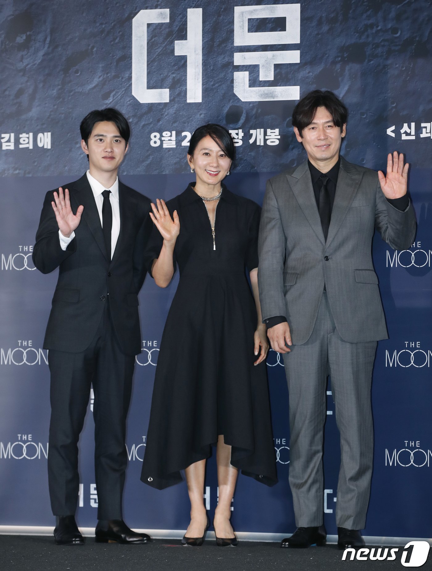 배우 도경수&#40;왼쪽부터&#41;와 김희애, 설경구가 25일 서울 용산구 CGV 용산아이파크몰에서 열린 영화 &#39;더 문&#39; 언론시사회에 참석하고 있다. &#39;더 문&#39;은 사고로 인해 홀로 달에 고립된 우주 대원 선우&#40;도경수 분&#41;와 필사적으로 그를 구하려는 전 우주센터장 재국&#40;설경구 분&#41;의 사투를 그린 작품이다. 2023.7.25/뉴스1 ⓒ News1 권현진 기자