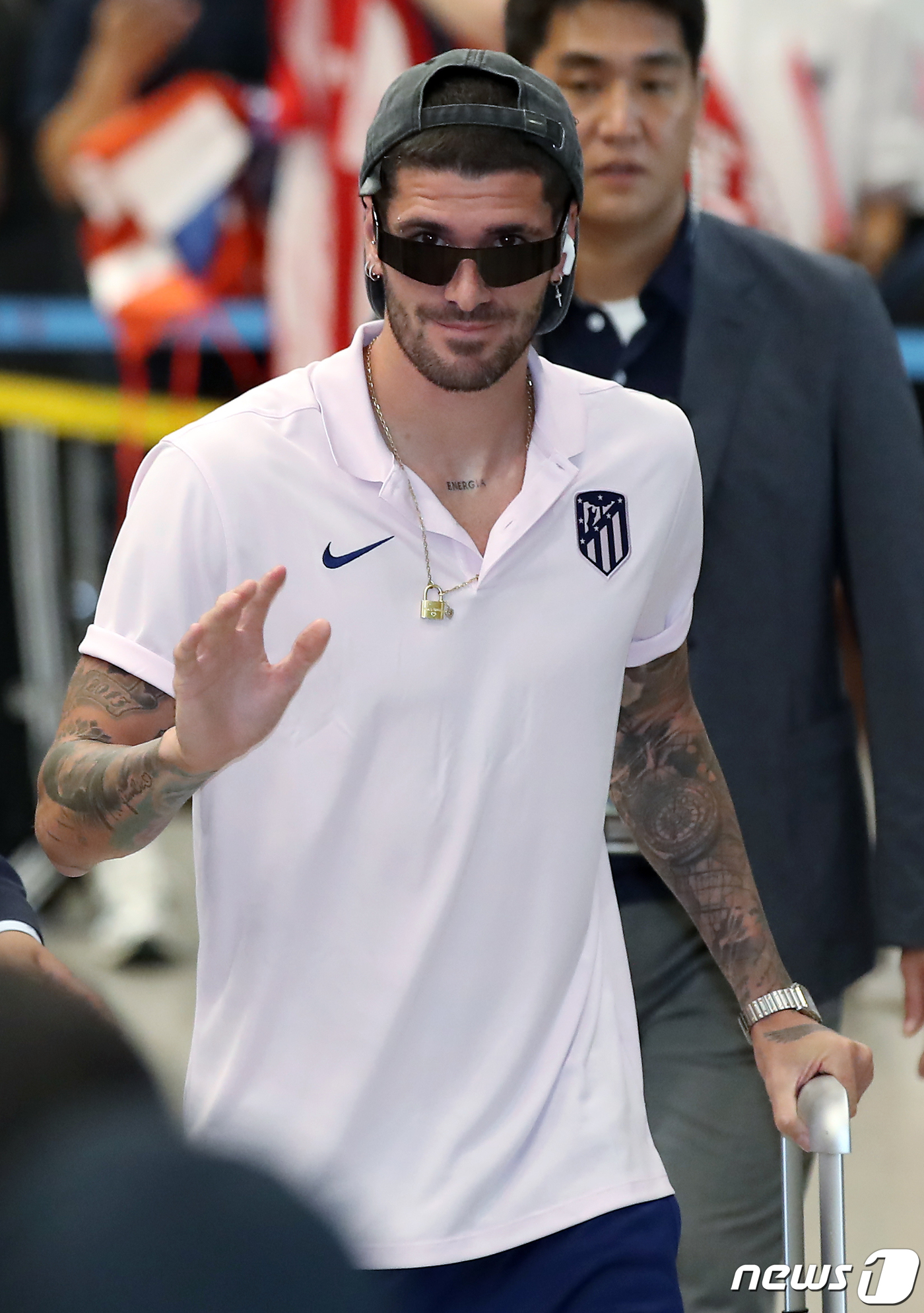 (인천공항=뉴스1) 박정호 기자 = 프리시즌 투어에 나선 아틀레티코 마드리드(AT마드리드) 로드리고 데 폴이 25일 오후 인천국제공항을 통해 입국해 팬들에게 인사하고 있다.AT마드 …