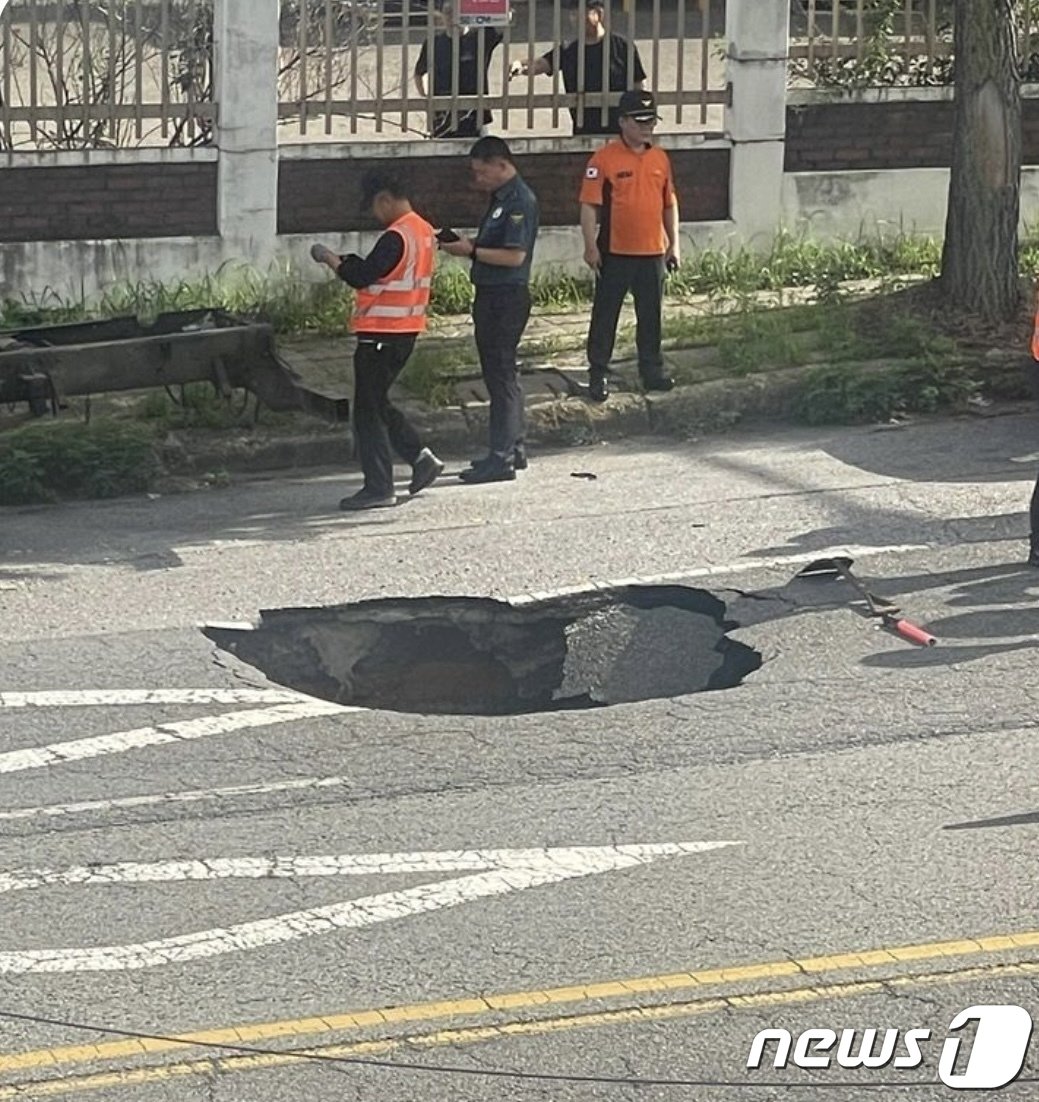 지난해 7월 25일 오후 3시54분쯤 광주 광산구 장덕동 하남산단 5번로 인근 도로에서 지름 2m, 깊이 1.5m의 싱크홀이 발생한 모습. &#40;독자 제공&#41; 2023.7.25/뉴스1