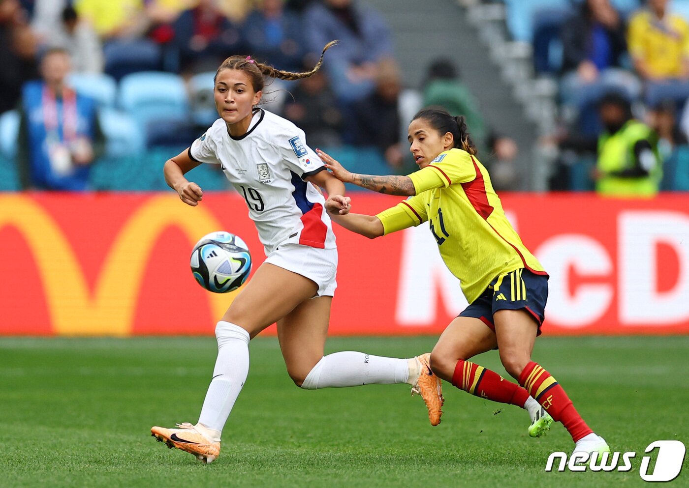 본문 이미지 - 대한민국 케이시 페어가 25일 오후(현지시간) 호주 시드니 풋볼 스타디움에서 열린 '2023 국제축구연맹(FIFA) 호주·뉴질랜드 여자 월드컵' 조별리그 H조 1차전에서 콜롬비아 캐롤라이나 아리아스를 따돌리며 드리블을 하고 있다. ⓒ 로이터=뉴스1 ⓒ News1 안은나 기자