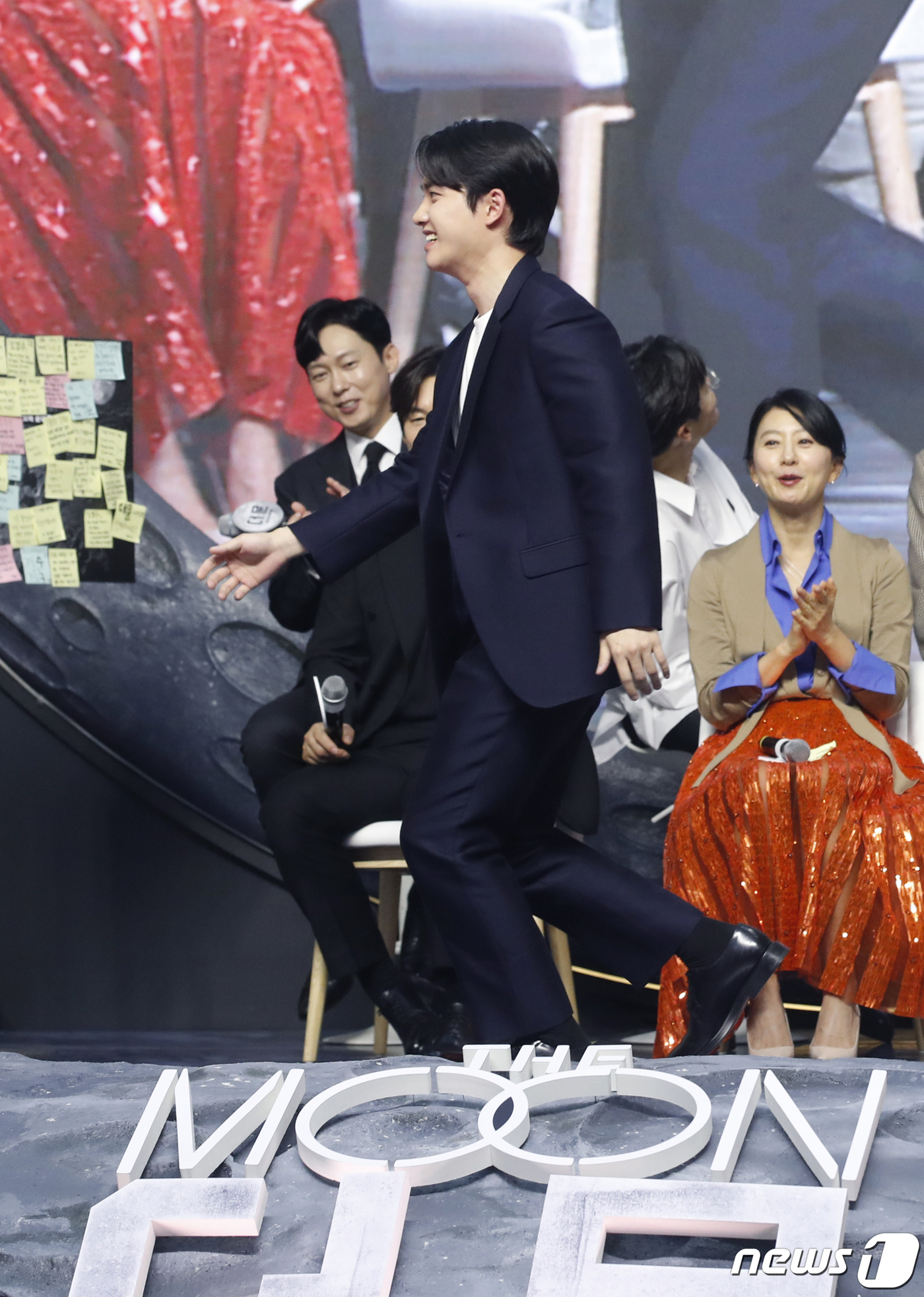 (서울=뉴스1) 권현진 기자 = 배우 도경수가 25일 서울 영등포구 타임스퀘어에서 열린 영화 '더 문' 쇼케이스에서 우주에서의 문워크를 하고 있다.'더 문'은 사고로 인해 홀로 달 …