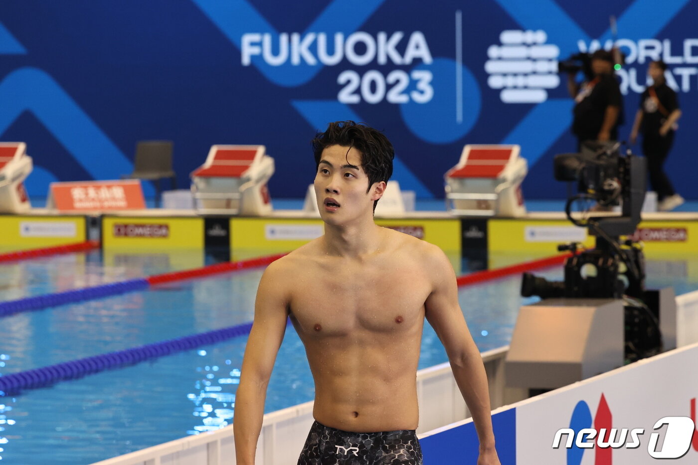 본문 이미지 - '대한민국 수영 간판' 황선우가 25일 오후 일본 후쿠오카 마린 메세 후쿠오카홀에서 열린 '2023 세계수영선수권대회' 남자부 자유형 200m 결선에서 기록을 확인하고 있다. 2023.7.25/뉴스1 ⓒ News1 구윤성 기자