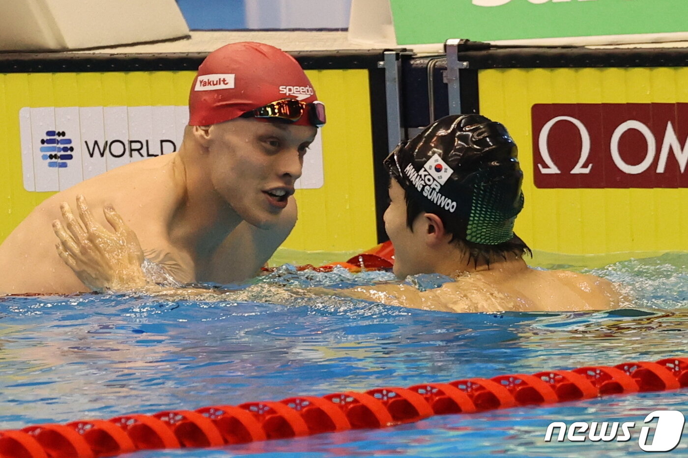 본문 이미지 - '대한민국 수영 간판' 황선우가 25일 오후 일본 후쿠오카 마린 메세 후쿠오카홀에서 열린 '2023 세계수영선수권대회' 남자부 자유형 200m 결선을 마친 뒤 금메달을 차지한 매튜 리처즈와 인사를 나누고 있다. 2023.7.25/뉴스1 ⓒ News1 구윤성 기자