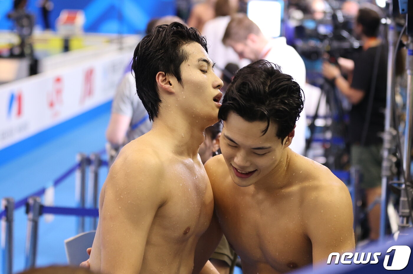 본문 이미지 - '대한민국 수영 간판' 황선우가 25일 오후 일본 후쿠오카 마린 메세 후쿠오카홀에서 열린 '2023 세계수영선수권대회' 남자부 자유형 200m 결선을 마친 뒤 이호준과 포옹하고 있다. 2023.7.25/뉴스1 ⓒ News1 구윤성 기자
