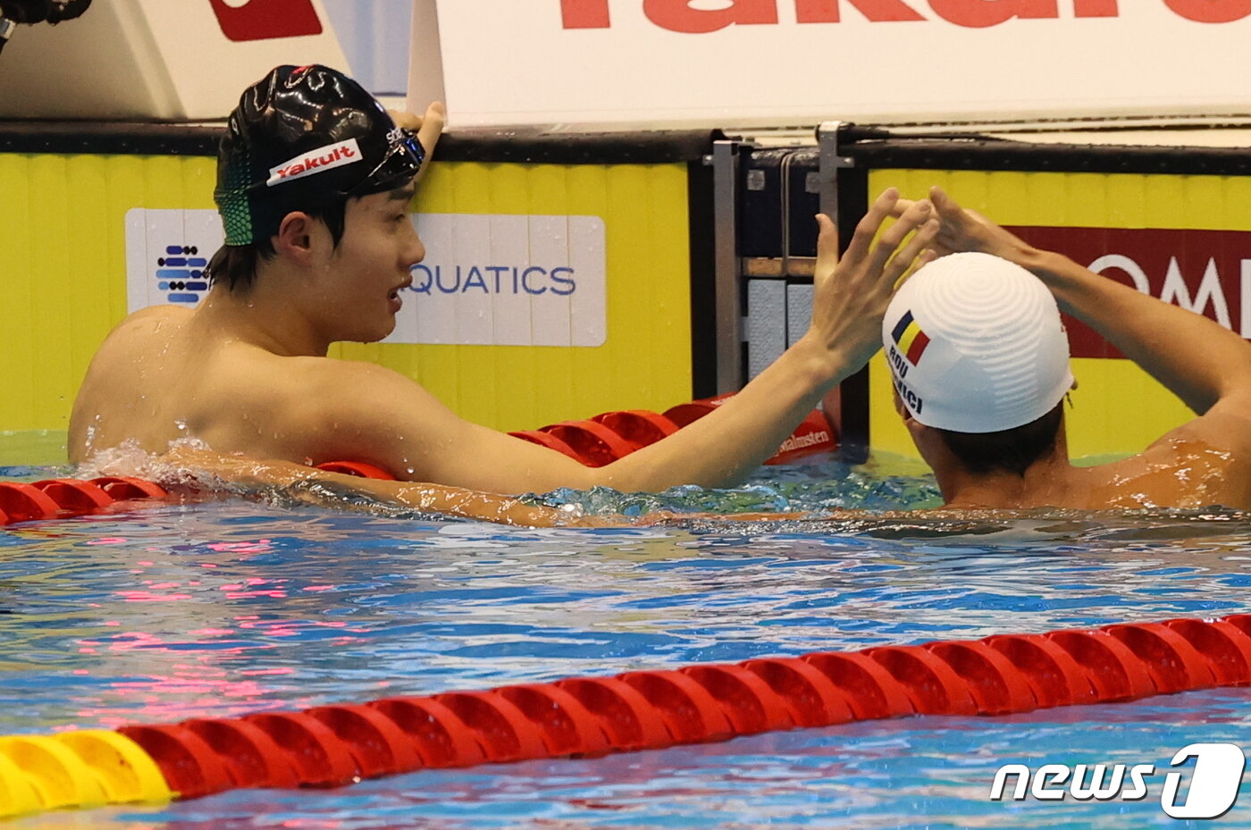 본문 이미지 - '대한민국 수영 간판' 황선우가 25일 오후 일본 후쿠오카 마린 메세 후쿠오카홀에서 열린 '2023 세계수영선수권대회' 남자부 자유형 200m 결선을 마친 뒤 다비드 포포비치(루마니아)와 하이파이브하고 있다. 황선우는 동메달을 차지하며 사상 첫 세계선수권 2회 연속 메달로 한국 수영의 새 역사를 썼다. 2023.7.25/뉴스1 ⓒ News1 구윤성 기자