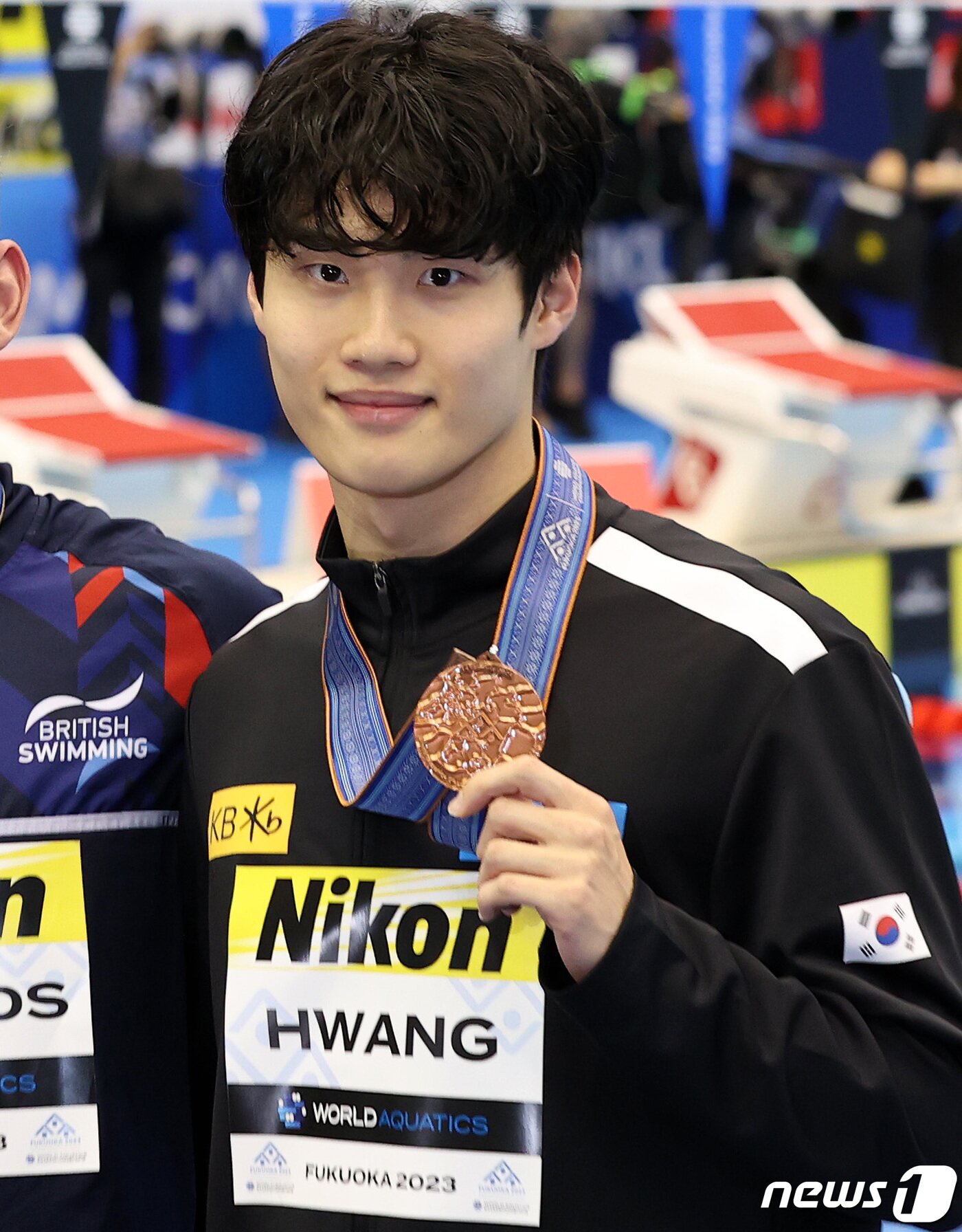 본문 이미지 - '대한민국 수영 간판' 황선우가 25일 오후 일본 후쿠오카 마린 메세 후쿠오카홀에서 열린 '2023 세계수영선수권대회' 남자부 자유형 200m 결선에서 동메달을 차지한 뒤 기념 촬영하고 있다. 황선우는 이날 1분44초42로 신기록을 세우고 사상 첫 세계선수권 2회 연속 메달로 한국 수영의 새 역사를 썼다. 2023.7.25/뉴스1 ⓒ News1 구윤성 기자
