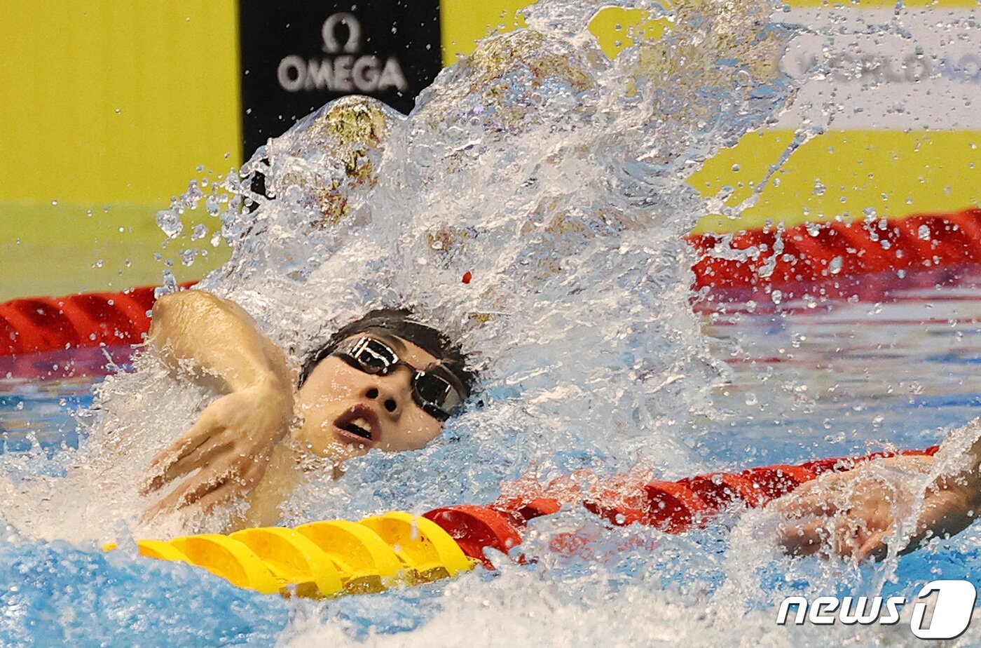 본문 이미지 - '대한민국 수영 간판' 황선우가 25일 오후 일본 후쿠오카 마린 메세 후쿠오카홀에서 열린 '2023 세계수영선수권대회' 남자부 자유형 200m 결선에서 역영하고 있다. 2023.7.25/뉴스1 ⓒ News1 구윤성 기자