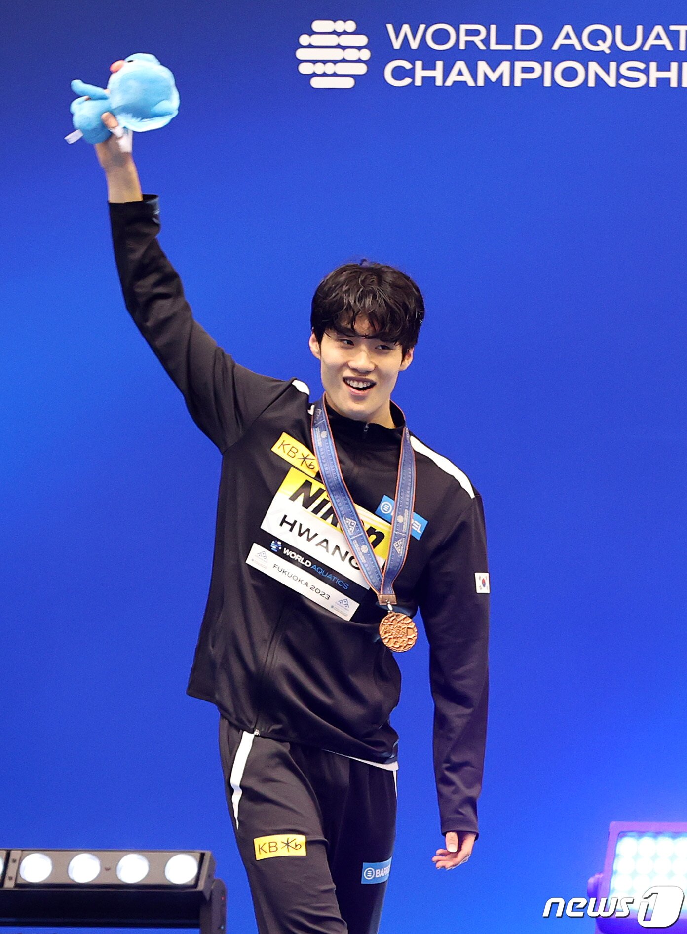 본문 이미지 - '대한민국 수영 간판' 황선우가 25일 오후 일본 후쿠오카 마린 메세 후쿠오카홀에서 열린 '2023 세계수영선수권대회' 남자부 자유형 200m 결선에서 동메달을 차지한 뒤 인형을 들어보이고 있다. 2023.7.25/뉴스1 ⓒ News1 구윤성 기자