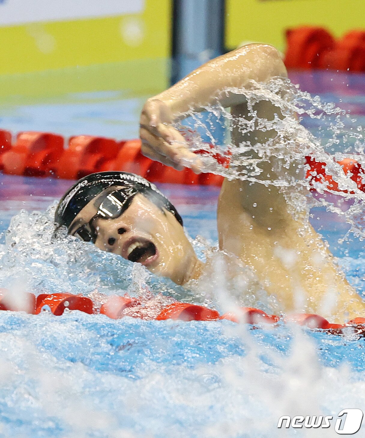 본문 이미지 - '대한민국 수영 간판' 황선우가 25일 오후 일본 후쿠오카 마린 메세 후쿠오카홀에서 열린 '2023 세계수영선수권대회' 남자부 자유형 200m 결선에서 역영하고 있다. 2023.7.25/뉴스1 ⓒ News1 구윤성 기자