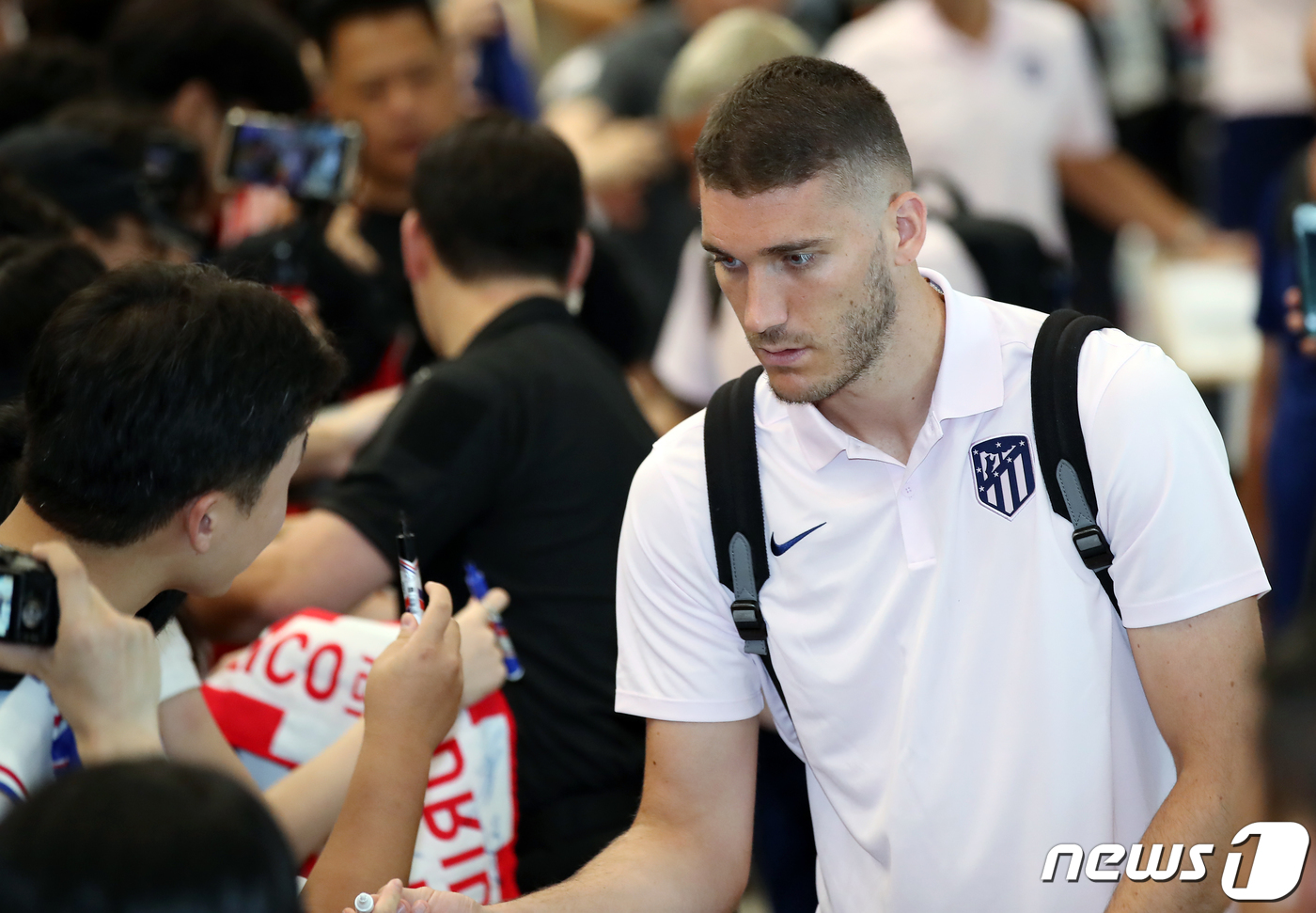 (인천공항=뉴스1) 박정호 기자 = 프리시즌 투어에 나선 아틀레티코 마드리드(AT마드리드) 이보 그르비치가 25일 오후 인천국제공항을 통해 입국해 환영 나온 팬들에게 사인을 해주고 …