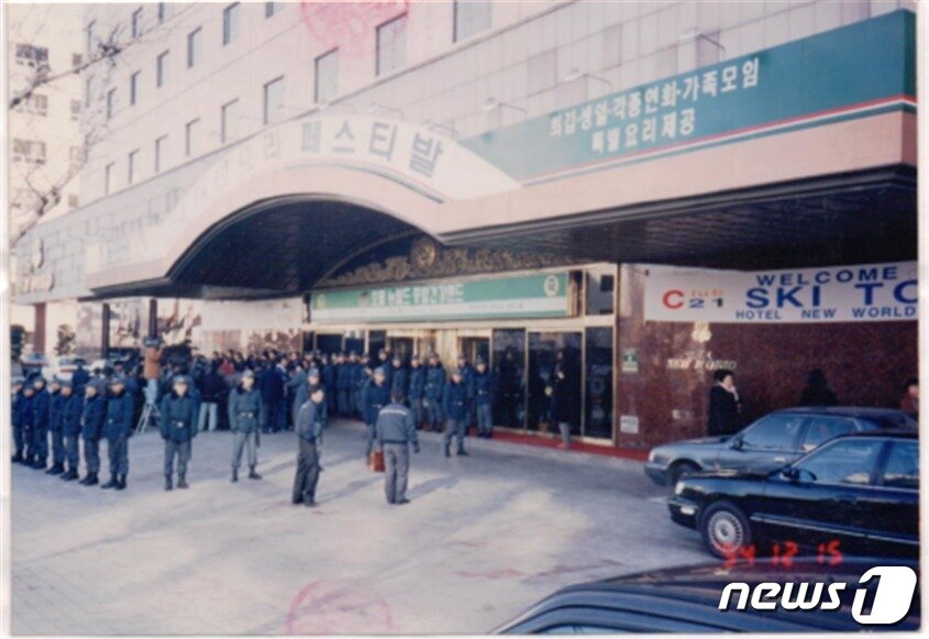 본문 이미지 - 1994년 뉴월드호텔 살인사건 직후 현장 모습. (광주지방검찰청 제공) 2023.7.26./뉴스1 ⓒ News1 이수민 기자