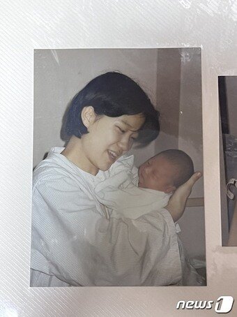 본문 이미지 - 기증자 권씨가 젊었을 때 아이를 안은 모습(한국장기조직기증원 제공)