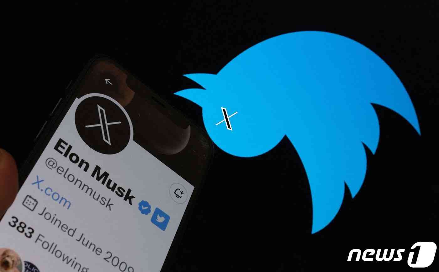 트위터를 소유한 일론 머스크 테슬라 최고경영자(CEO)는 23일(현지시간) 트위터의 오랜 상징인 파랑새 로고를 버리고 알파벳 'X'로 사명을 바꾼다고 밝혔다. © AFP=뉴스1 © News1 김성식 기자