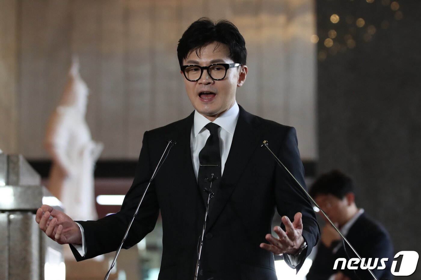 본문 이미지 - 한동훈 법무부 장관이 26일 오전 서울 여의도 국회에서 국회 법제사법위원회 전체회의 참석에 앞서 취재진의 질의에 답변하고 있다. 2023.7.26/뉴스1 ⓒ News1 이승배 기자