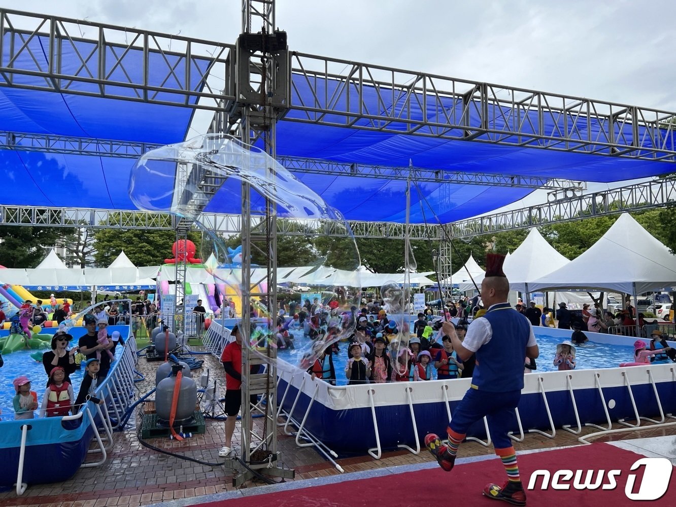 충북 보은군이 마련한 무료 물놀이장에서 비눗방울 풍선쇼 공연을 하고 있다. &#40;보은군 제공&#41; /뉴스1 