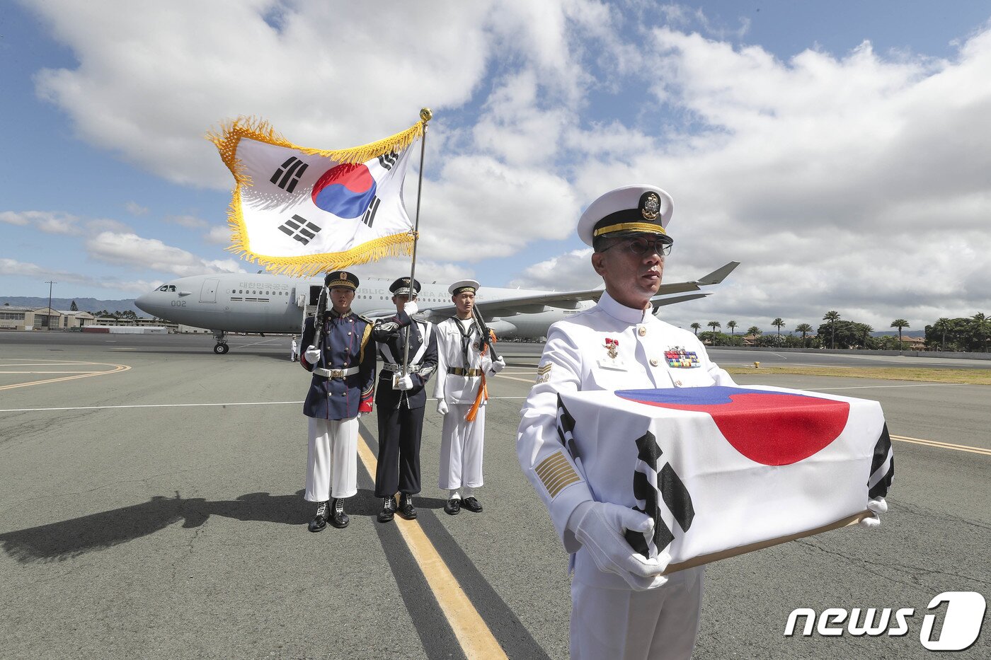 본문 이미지 - 25일(현지시간) 미국 하와이 히캄 공군기지에서 열린 국군전사자 유해 인수식에서 국군전사자 고 최임락 일병의 유해를 유가족(조카)인 최호종 해군 상사가 봉송하고 있다. 미국 하와이에 있던 6·25전쟁 당시 국군 전사자 유해 7위는 73년 만에 고국으로 돌아오게 됐다. (국방일보 제공) 2023.7.26/뉴스1