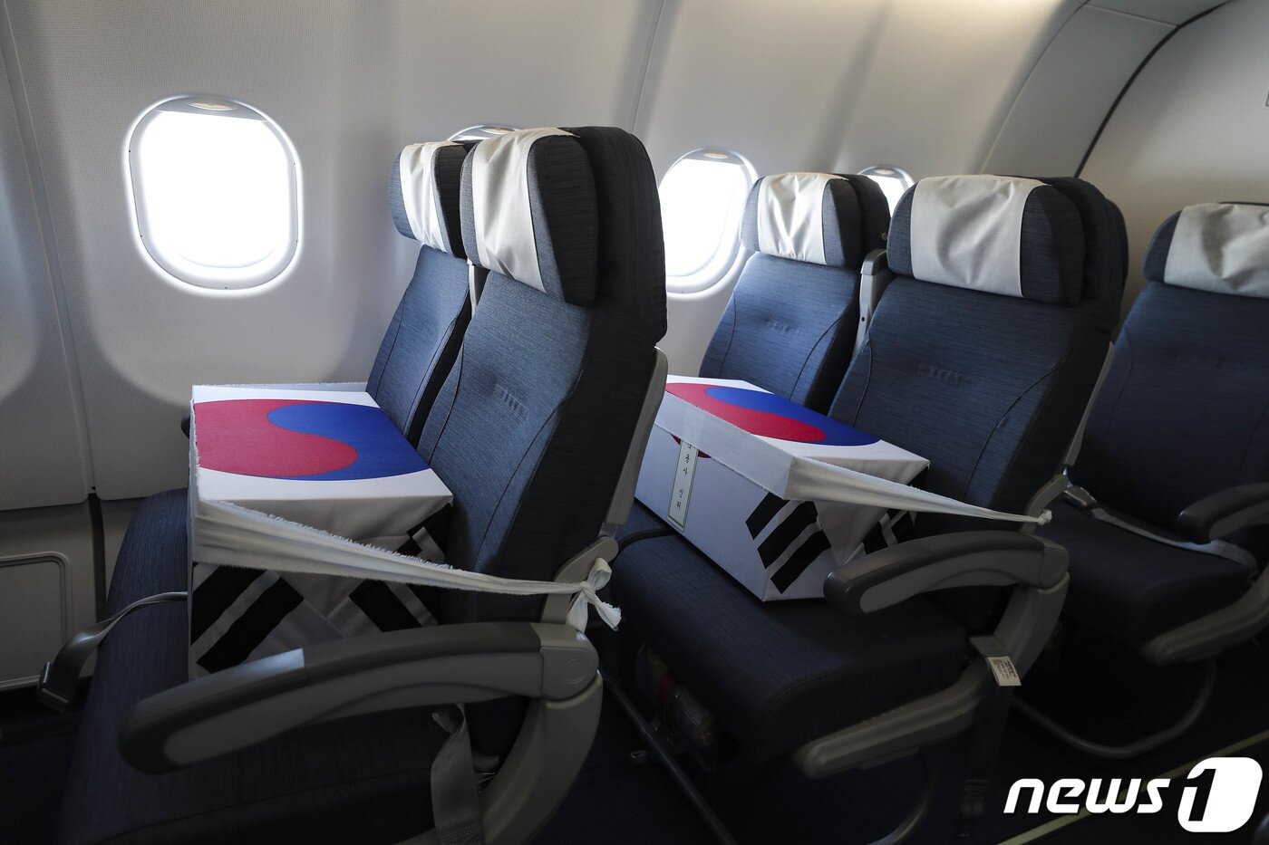 본문 이미지 - 한미 양국이 미국 하와이 히캄 공군기지에서 6·25전쟁 정전 및 한미동맹 70주년을 맞아 '국군전사자 유해 인수식'을 거행했다고 26일 밝혔다. 사진은 공군 다목적 공중급유 수송기 시그너스(KC-330) 승객 좌석에 안치된 국군전사자 유해의 모습. (국방일보 제공) 2023.7.26/뉴스1