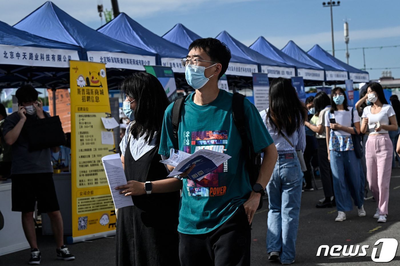 본문 이미지 - 22년 8월 26일 한 청년이 베이징에서 열린 취업 박람회에 참석하고 있다. 7월 17일 중국 국가통계국에 따르면, 올해 6월 중국 청년 실업률이 21.3%로 증가하며 기록을 경신했다고 한다. 2022.08.26/ ⓒ AFP=뉴스1 ⓒ News1 윤주영 기자