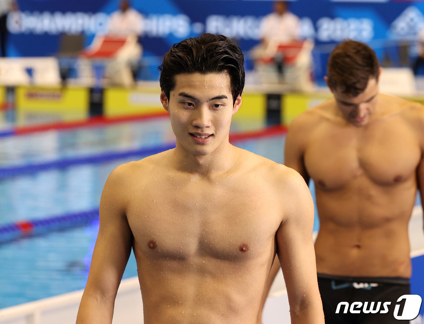 본문 이미지 - '대한민국 수영 간판' 황선우가 26일 오전 일본 후쿠오카 마린 메세 후쿠오카홀에서 열린 '2023 세계수영선수권대회' 남자부 자유형 100m 예선을 통과한 뒤 경기장을 나서고 있다. 2023.7.26/뉴스1 ⓒ News1 구윤성 기자