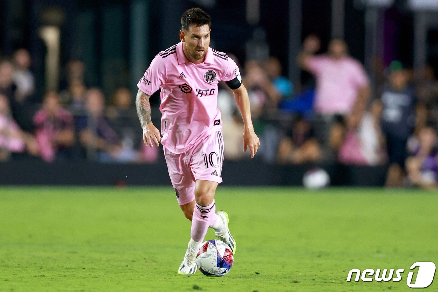 본문 이미지 - 애틀랜타를 상대로 2골 1도움을 기록한 메시. ⓒ AFP=뉴스1