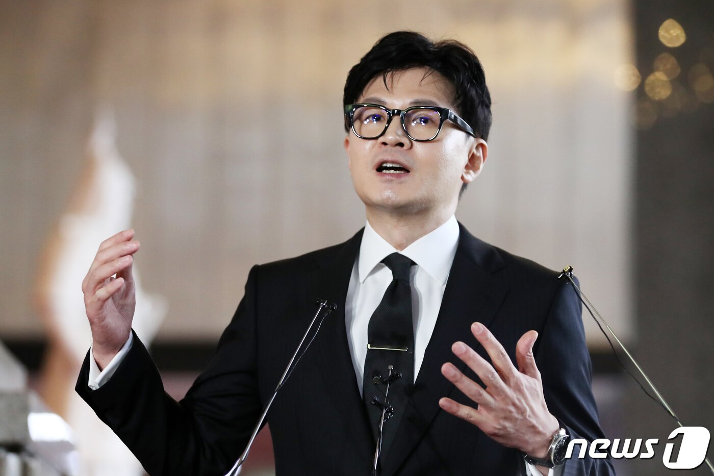 본문 이미지 - 한동훈 법무부 장관이 26일 오전 서울 여의도 국회에서 열린 법제사법위원회 전체회의에 출석하며 취재진의 질의에 답변하고 있다. 한 장관은 지난 24일 민주당 의원들이 수원지검을 향의방문, 연좌농성한 일과 관련해 '드러누워'라는 표현을 사용했다. ⓒ News1 이승배 기자