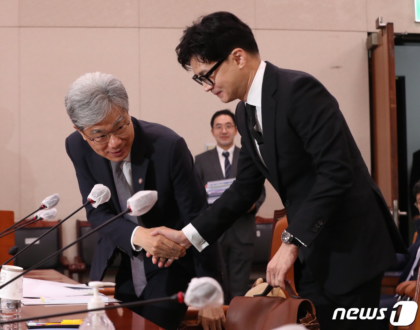 본문 이미지 - 한동훈 법무부 장관과 김상환 법원행정처장이 26일 서울 여의도 국회에서 열린 법제사법위원회 전체회의에서 인사를 나누고 있다. 2023.7.26/뉴스1 ⓒ News1 송원영 기자