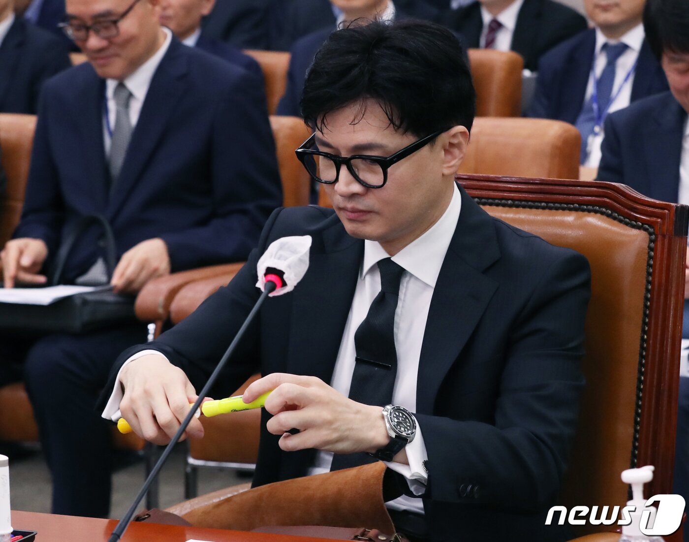 본문 이미지 - 한동훈 법무부 장관이 26일 서울 여의도 국회에서 열린 법제사법위원회 전체회의에서 형광펜을 꺼내고 있다. 2023.7.26/뉴스1 ⓒ News1 송원영 기자