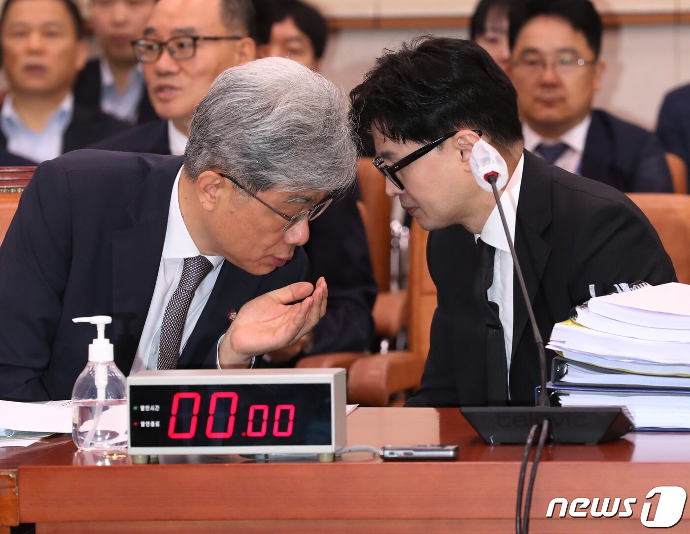 본문 이미지 - 한동훈 법무부 장관과 김상환 법원행정처장이 26일 서울 여의도 국회에서 열린 법제사법위원회 전체회의에서 대화를 하고 있다. 2023.7.26/뉴스1 ⓒ News1 송원영 기자