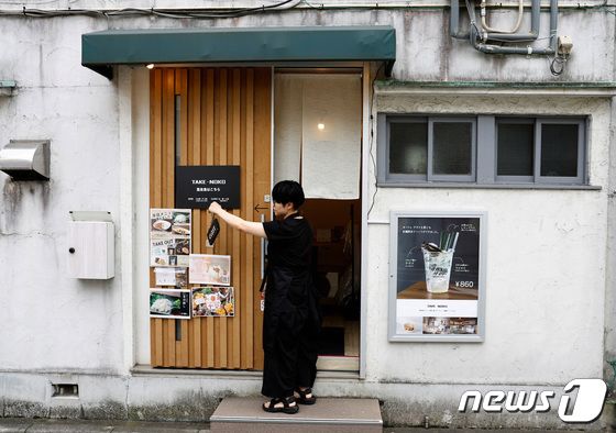 21일 도쿄에서 타케노코 카페의 매니저 미우라 미치코 씨가 점포를 열고 있다. 2023.07.21/ © 로이터=뉴스1 © News1 윤주영 기자