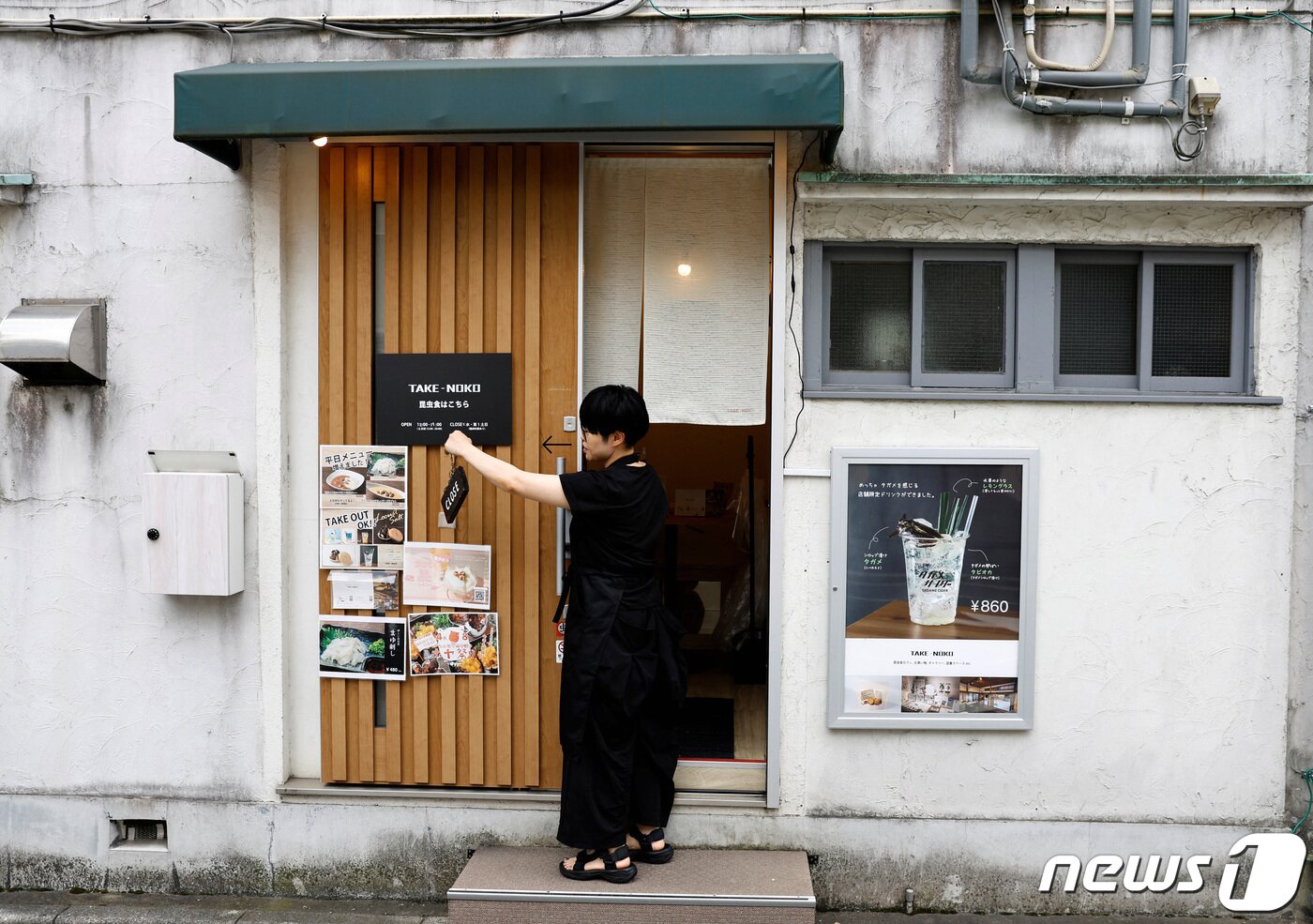 본문 이미지 - 21일 도쿄에서 타케노코 카페의 매니저 미우라 미치코 씨가 점포를 열고 있다. 2023.07.21/ ⓒ 로이터=뉴스1 ⓒ News1 윤주영 기자